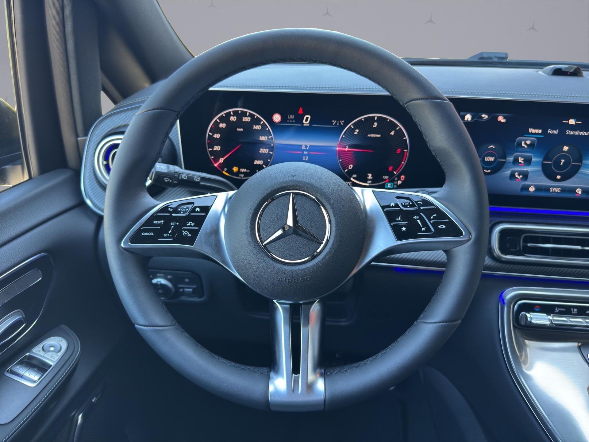 MERCEDES-BENZ V 300 d Swiss Ed. lang 4matic Van-image-12