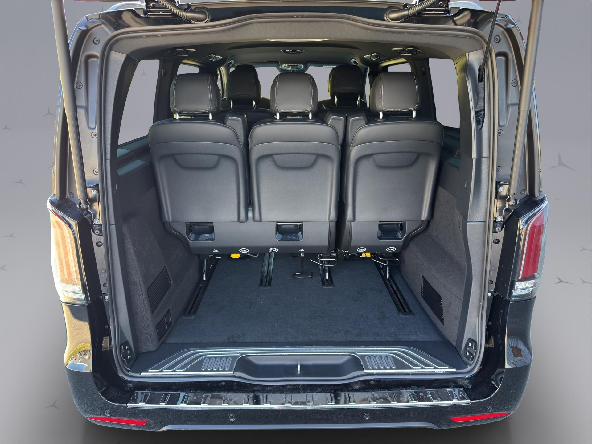 MERCEDES-BENZ V 300 d Swiss Ed. lang 4matic Van-image-19