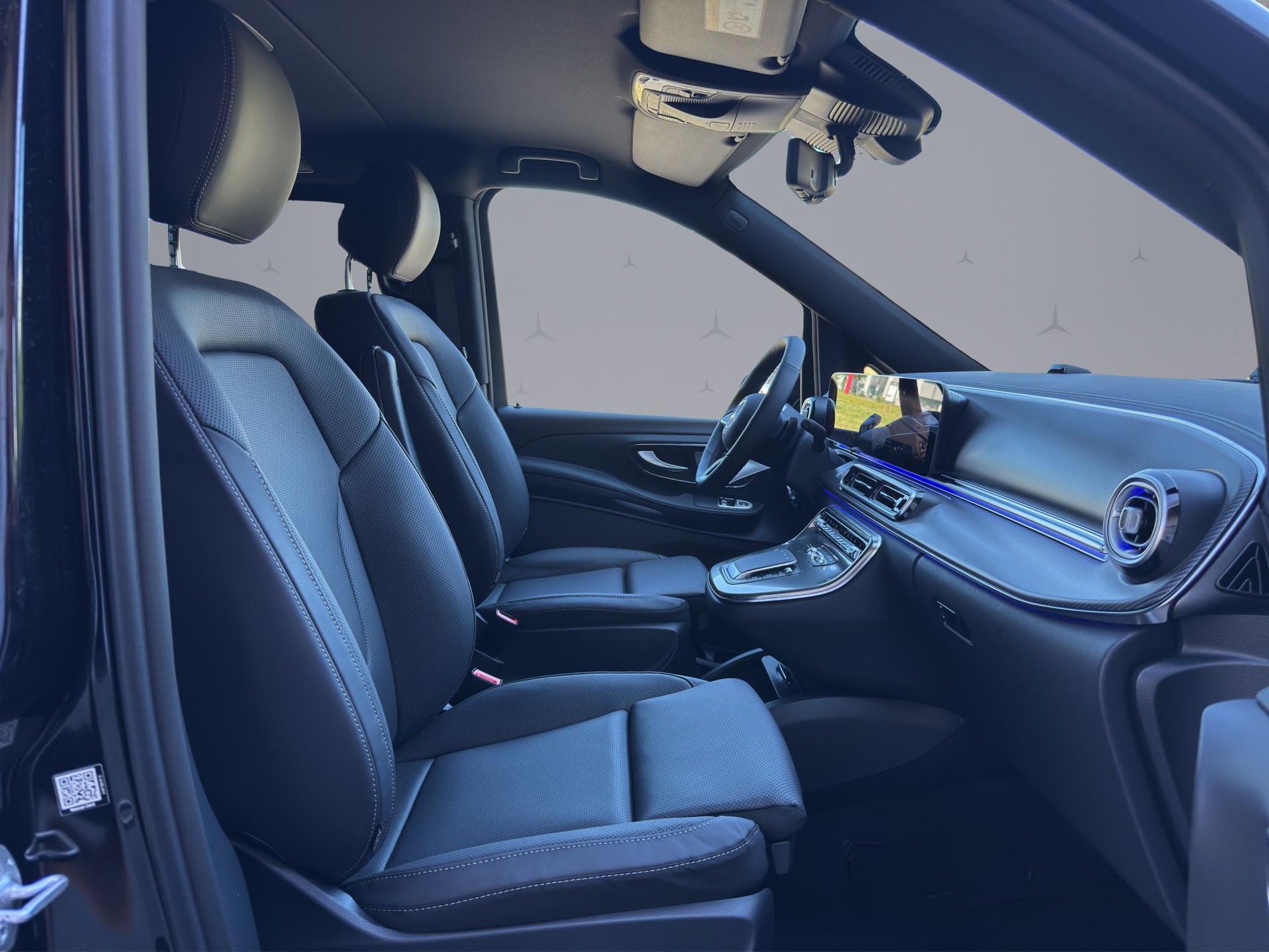 MERCEDES-BENZ V 300 d Swiss Ed. lang 4matic Van-image-17