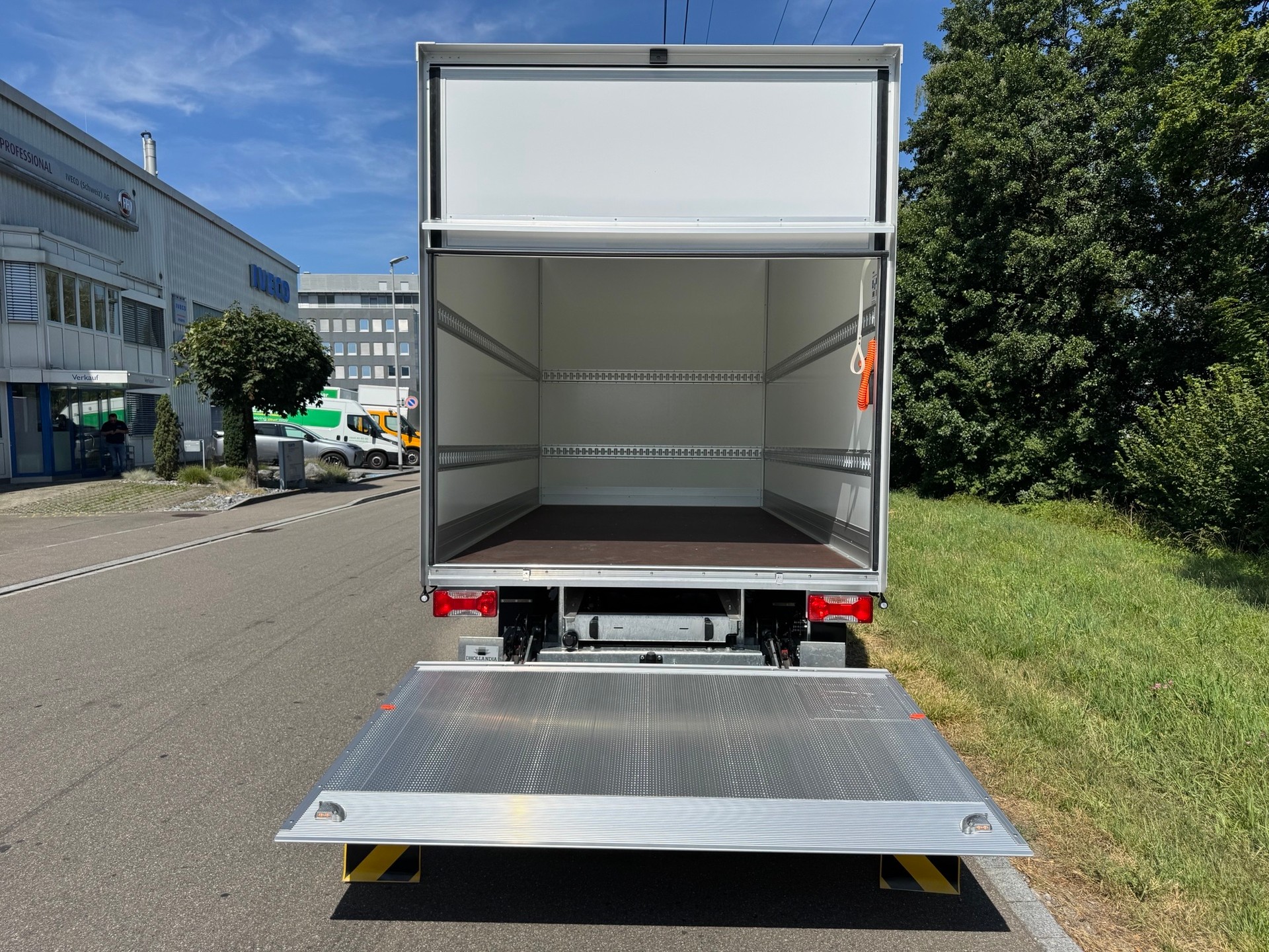 IVECO 35S18HA8 inkl. Kofferaufbau und Hebebühne-image-2