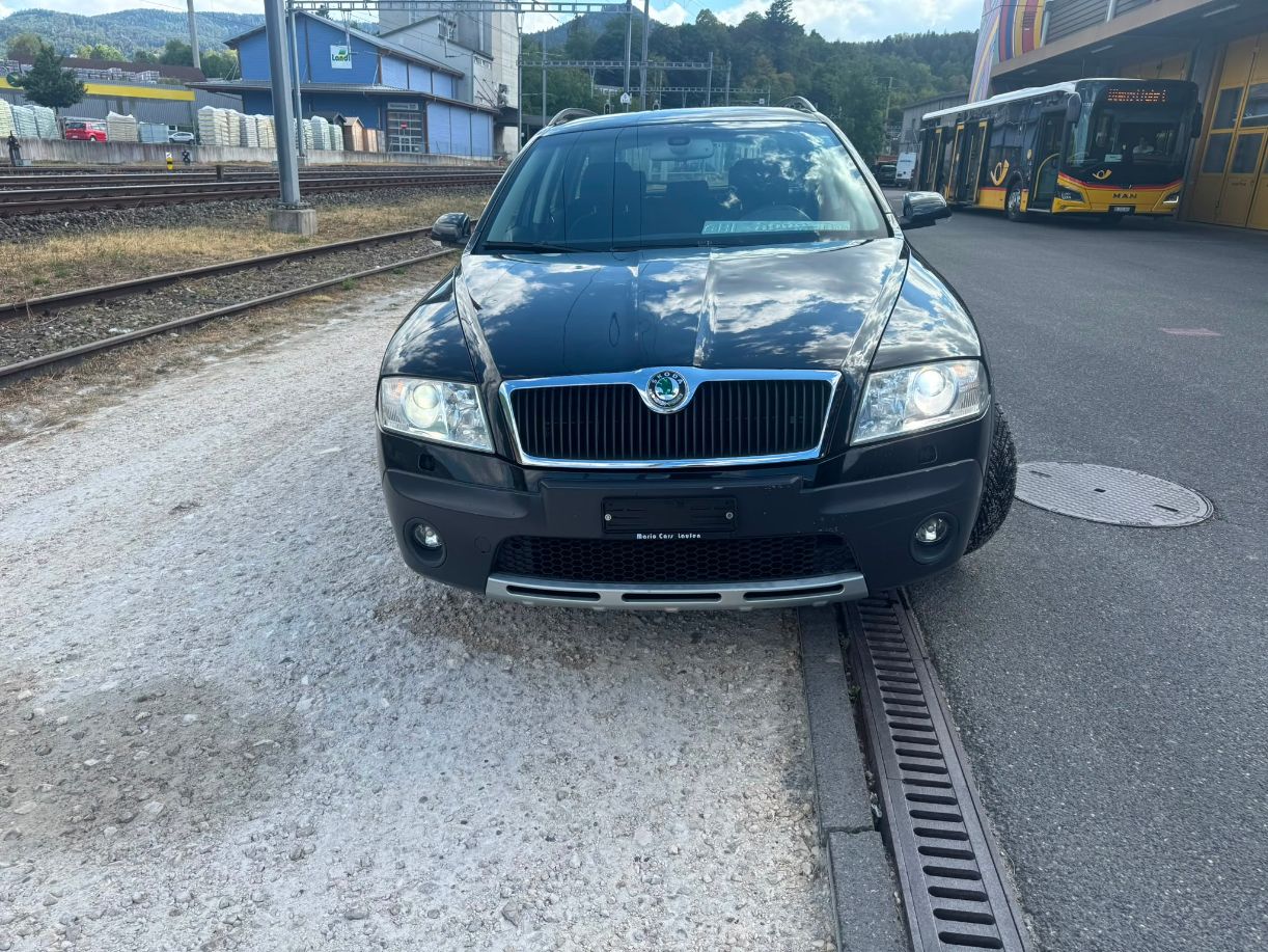 SKODA Octavia Combi 2.0 TDI Adventure 4x4-image-2