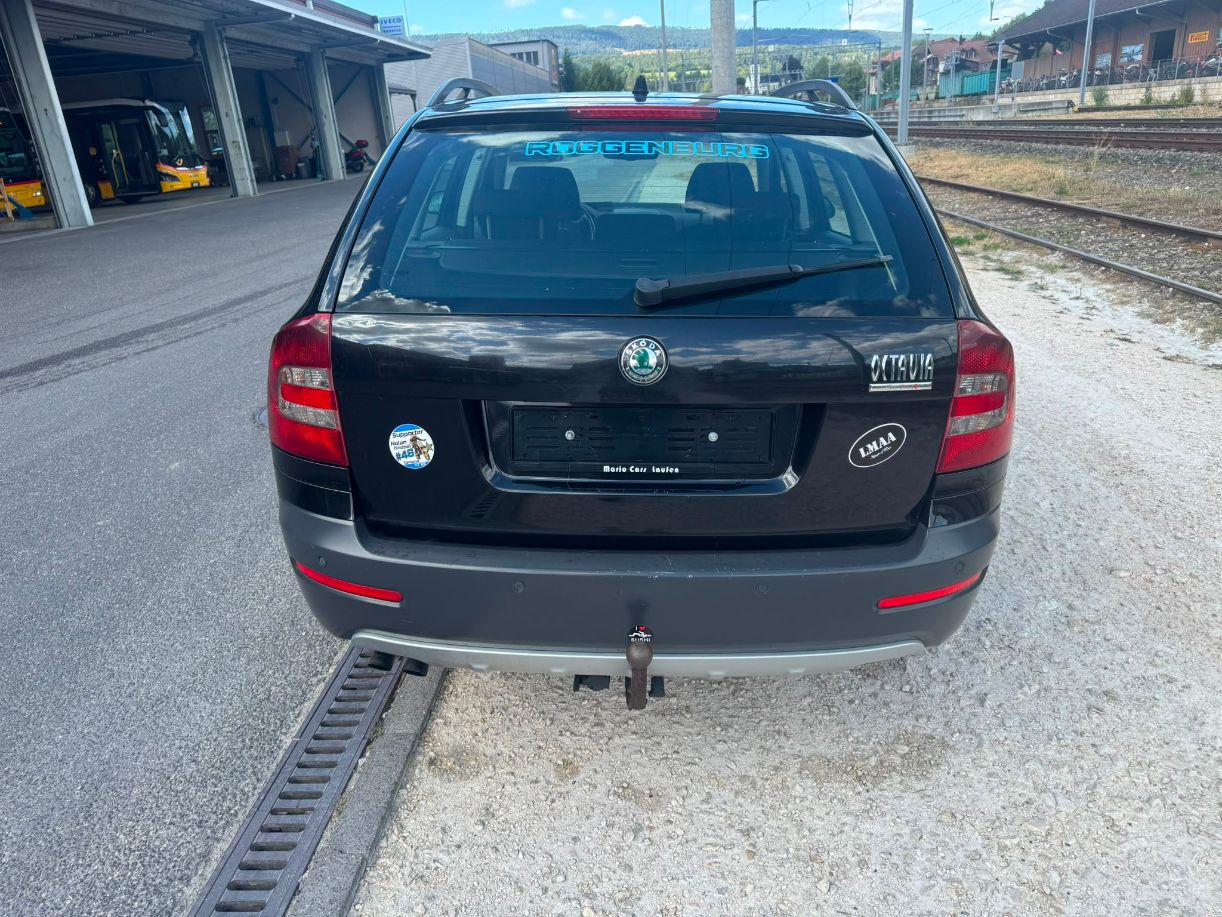 SKODA Octavia Combi 2.0 TDI Adventure 4x4-image-3