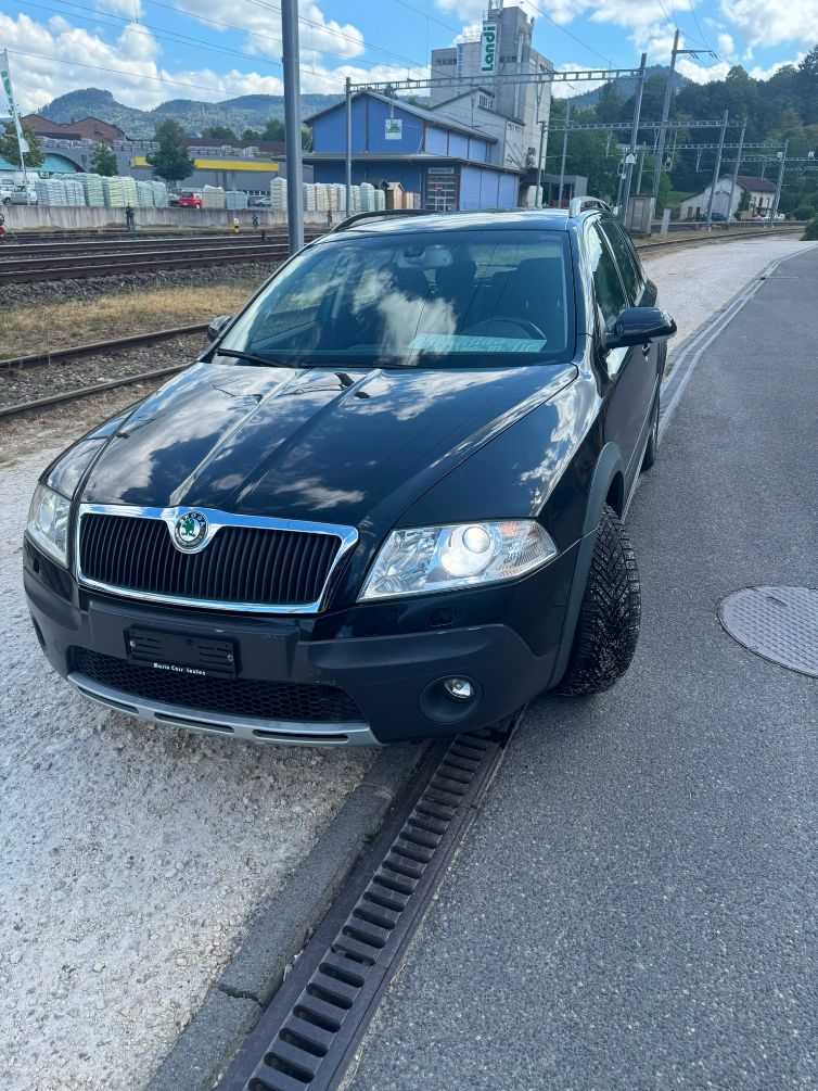 SKODA Octavia Combi 2.0 TDI Adventure 4x4-image-0