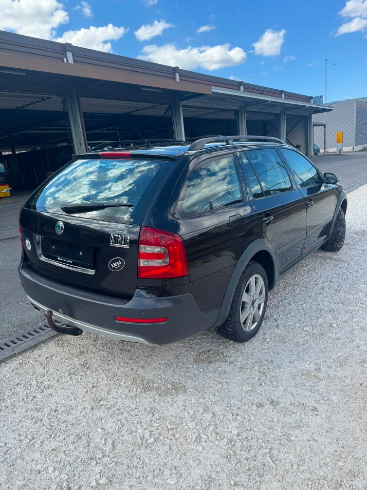 SKODA Octavia Combi 2.0 TDI Adventure 4x4-image-1