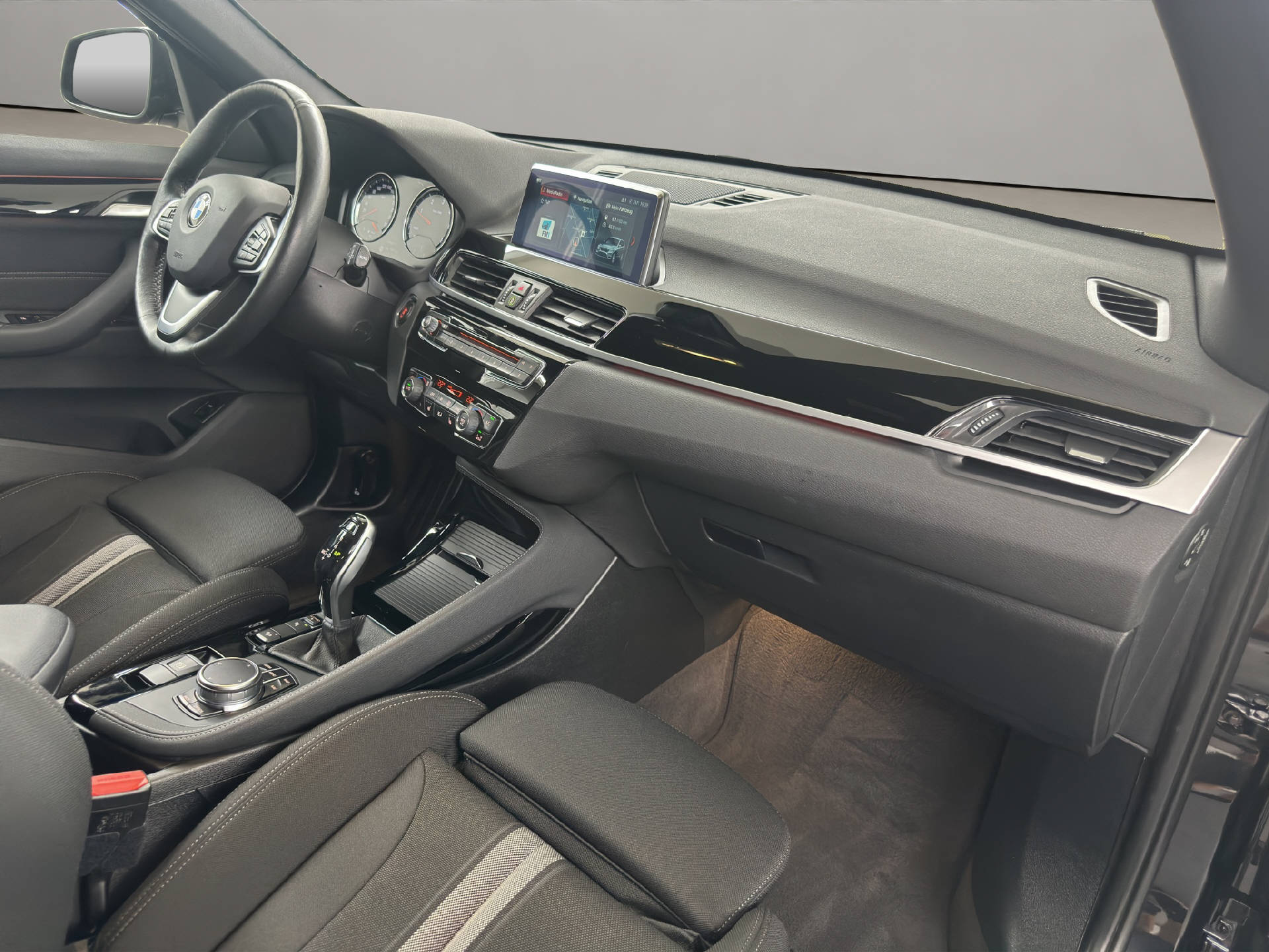 BMW X1 18d xDrive-image-11