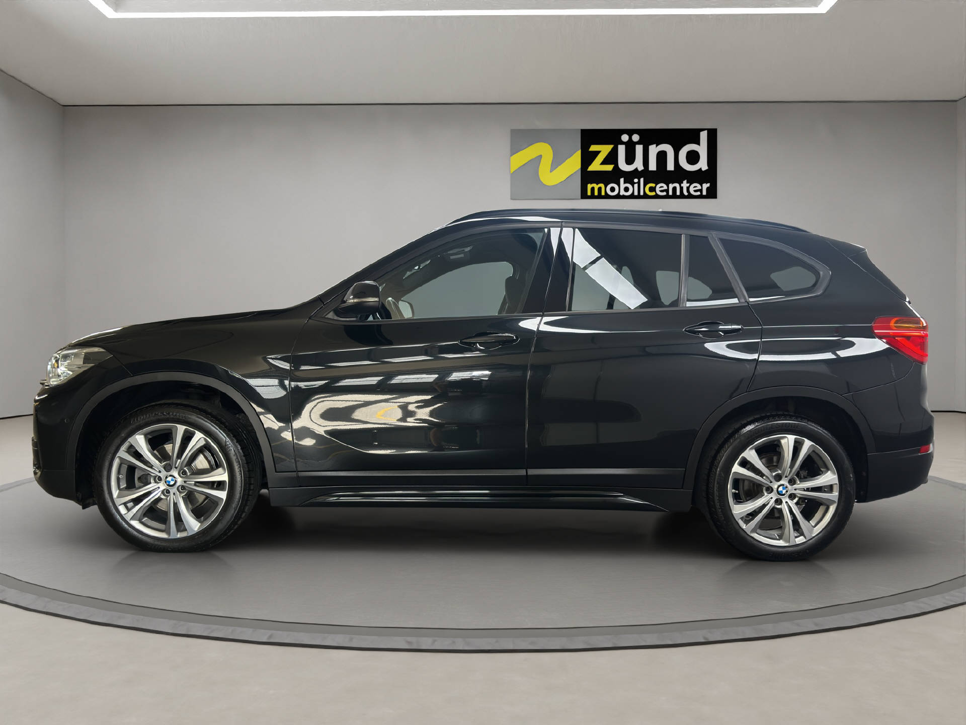BMW X1 18d xDrive-image-1