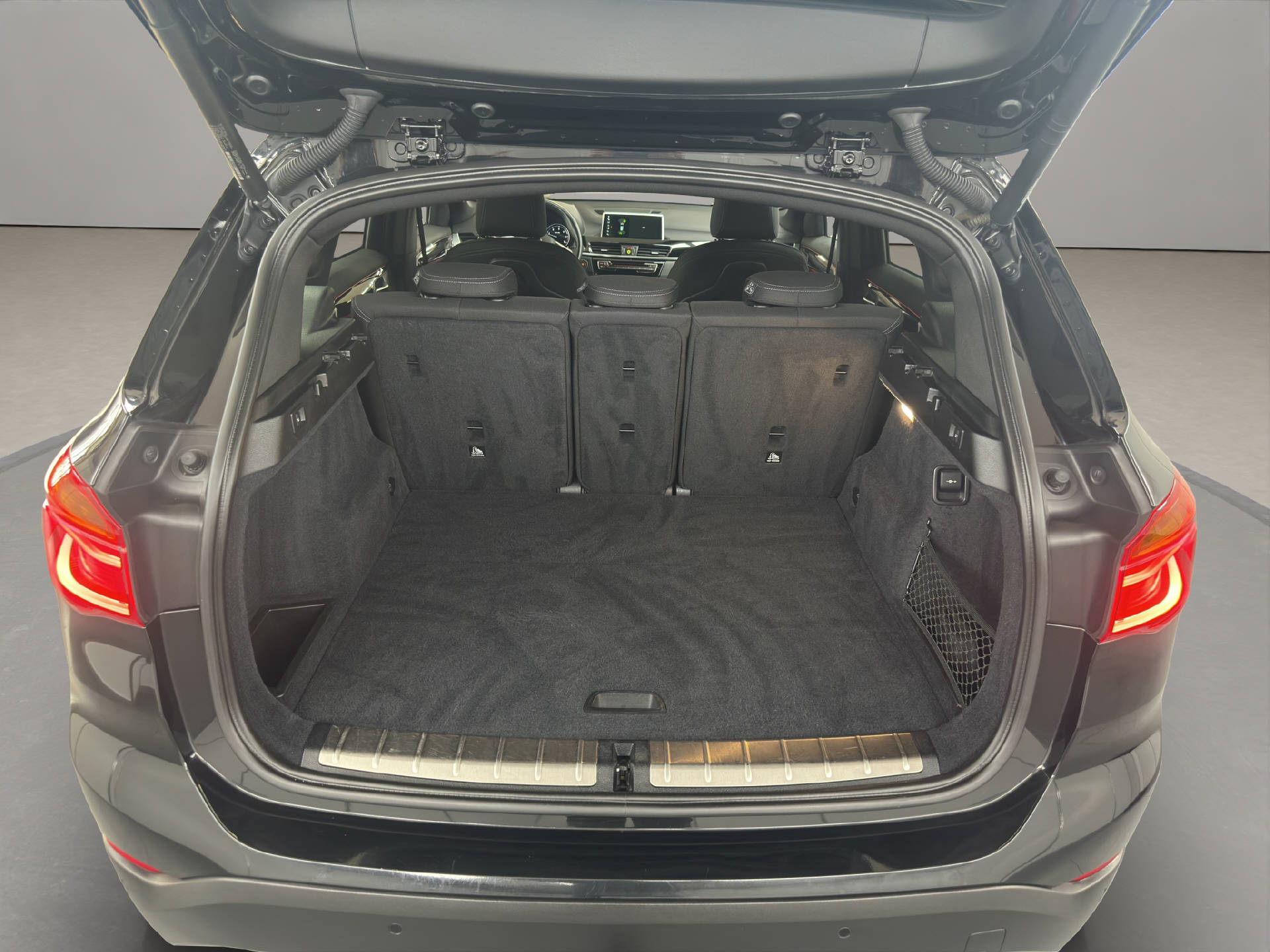 BMW X1 18d xDrive-image-12