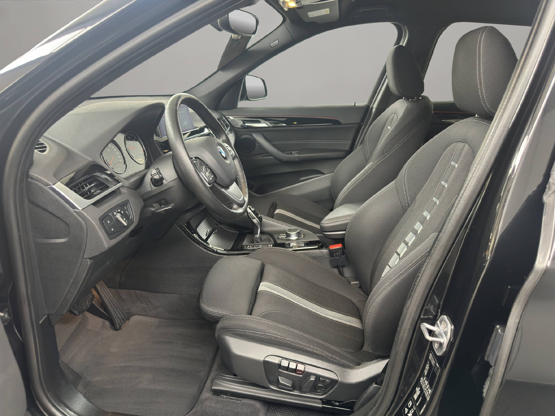 BMW X1 18d xDrive-image-5