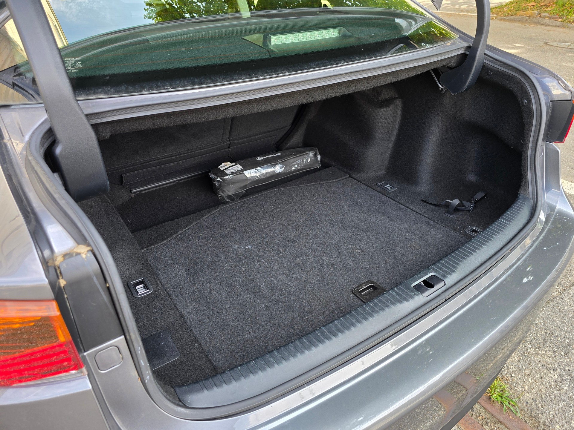 LEXUS IS 300h F-Sport Automatic-image-24
