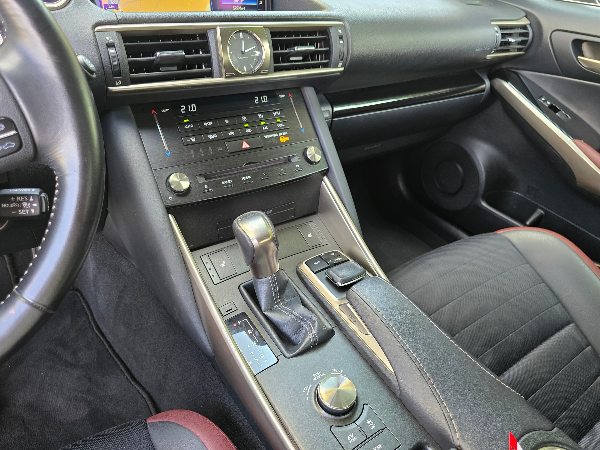 LEXUS IS 300h F-Sport Automatic-image-16