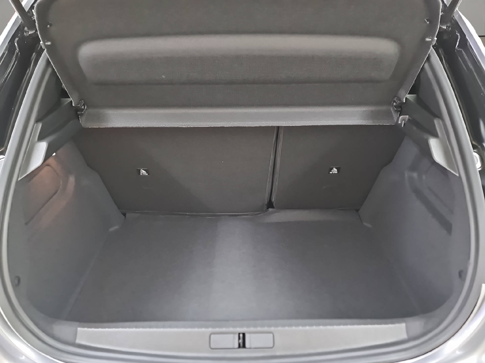 PEUGEOT E-208 GT-image-11