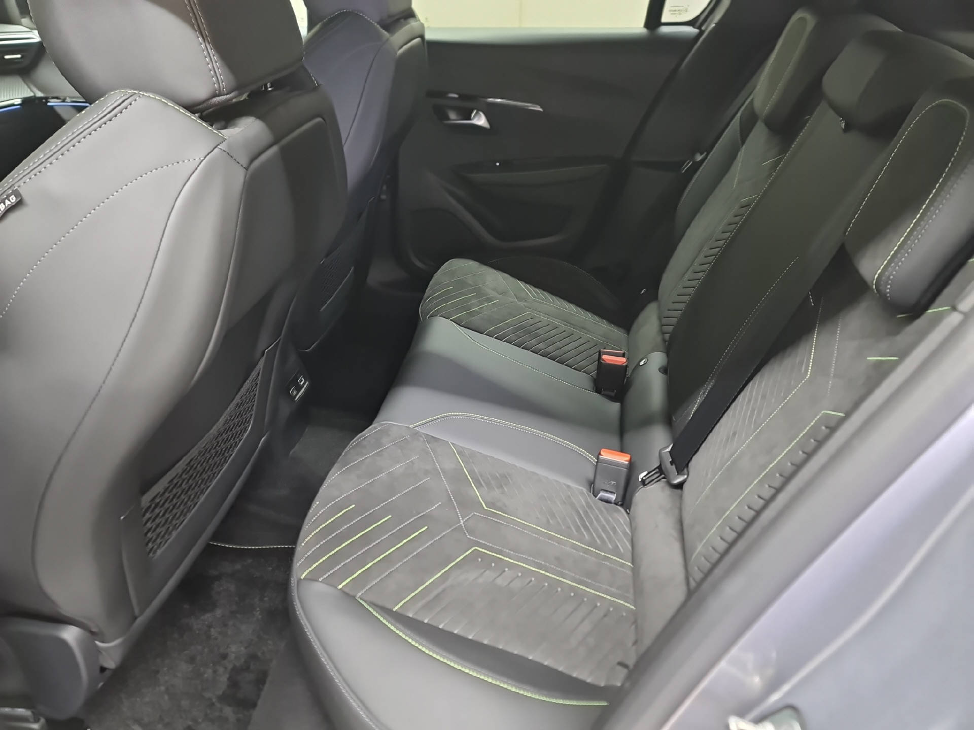 PEUGEOT E-208 GT-image-15