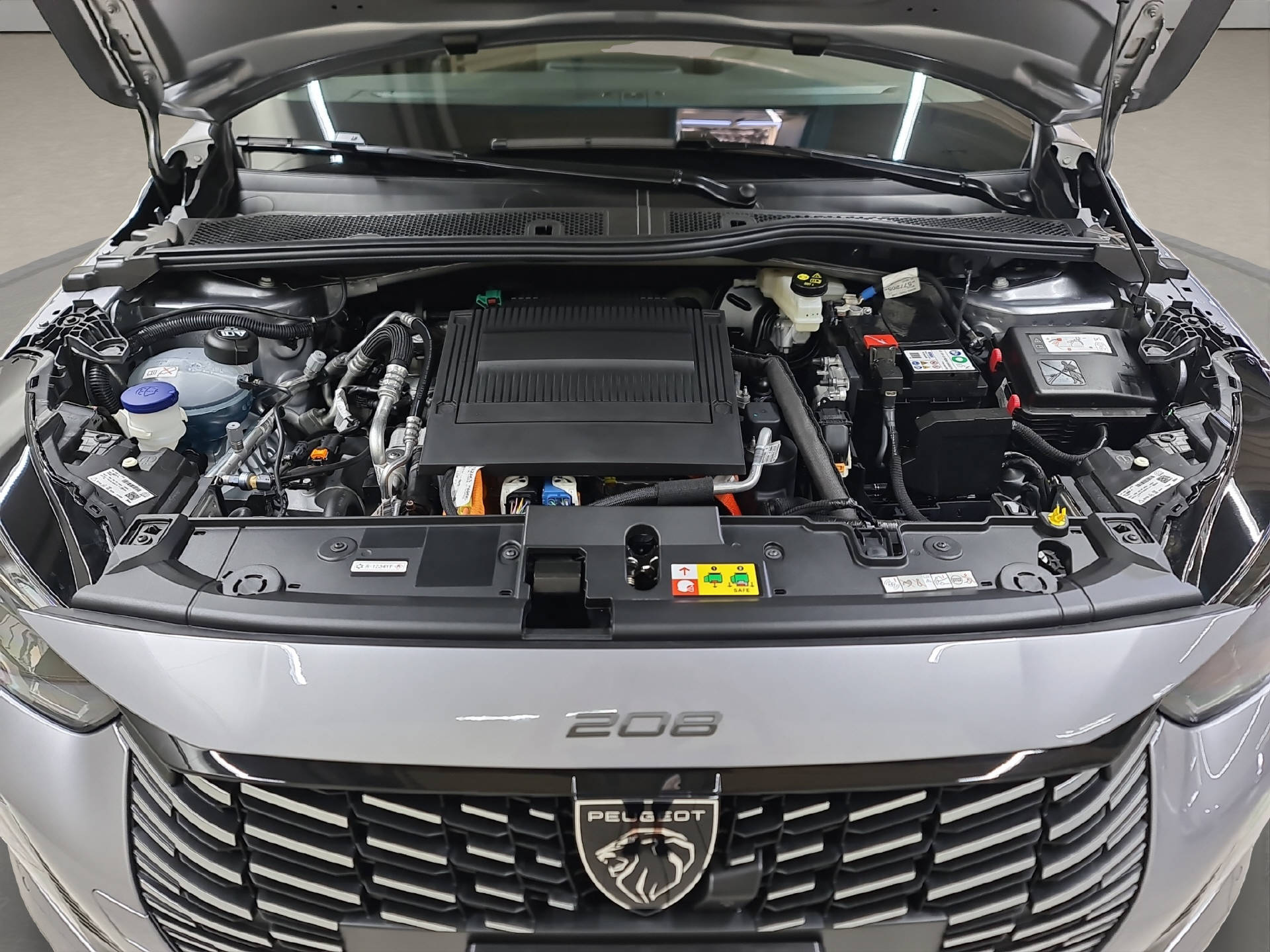 PEUGEOT E-208 GT-image-13