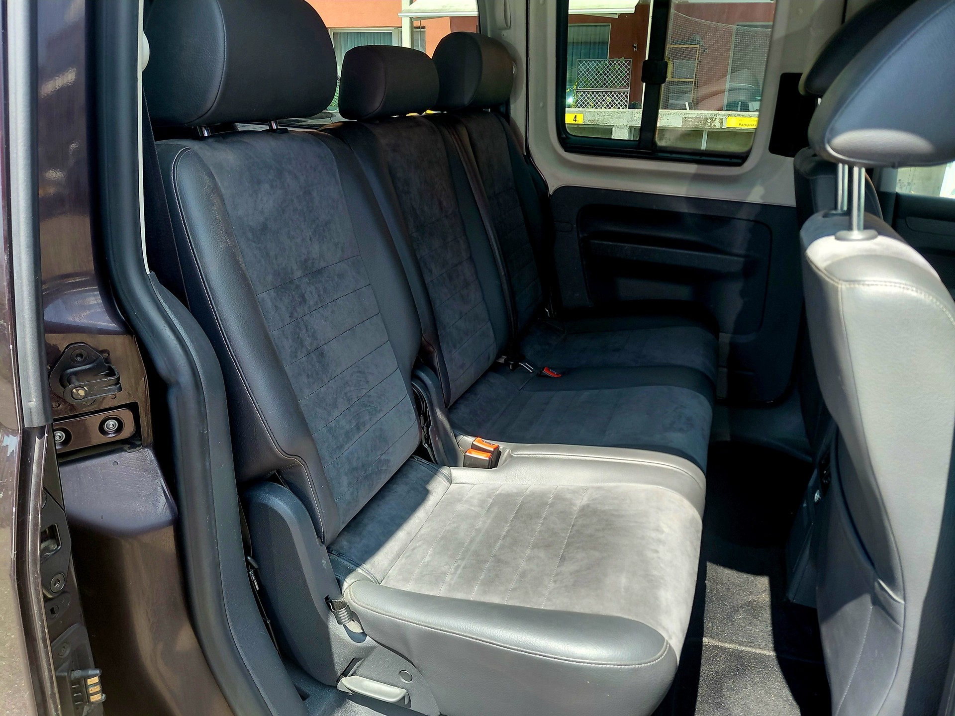 VW CaddyMaxi 2.0TDI 4Motion Comfortline DSG 7 Plätze-image-10