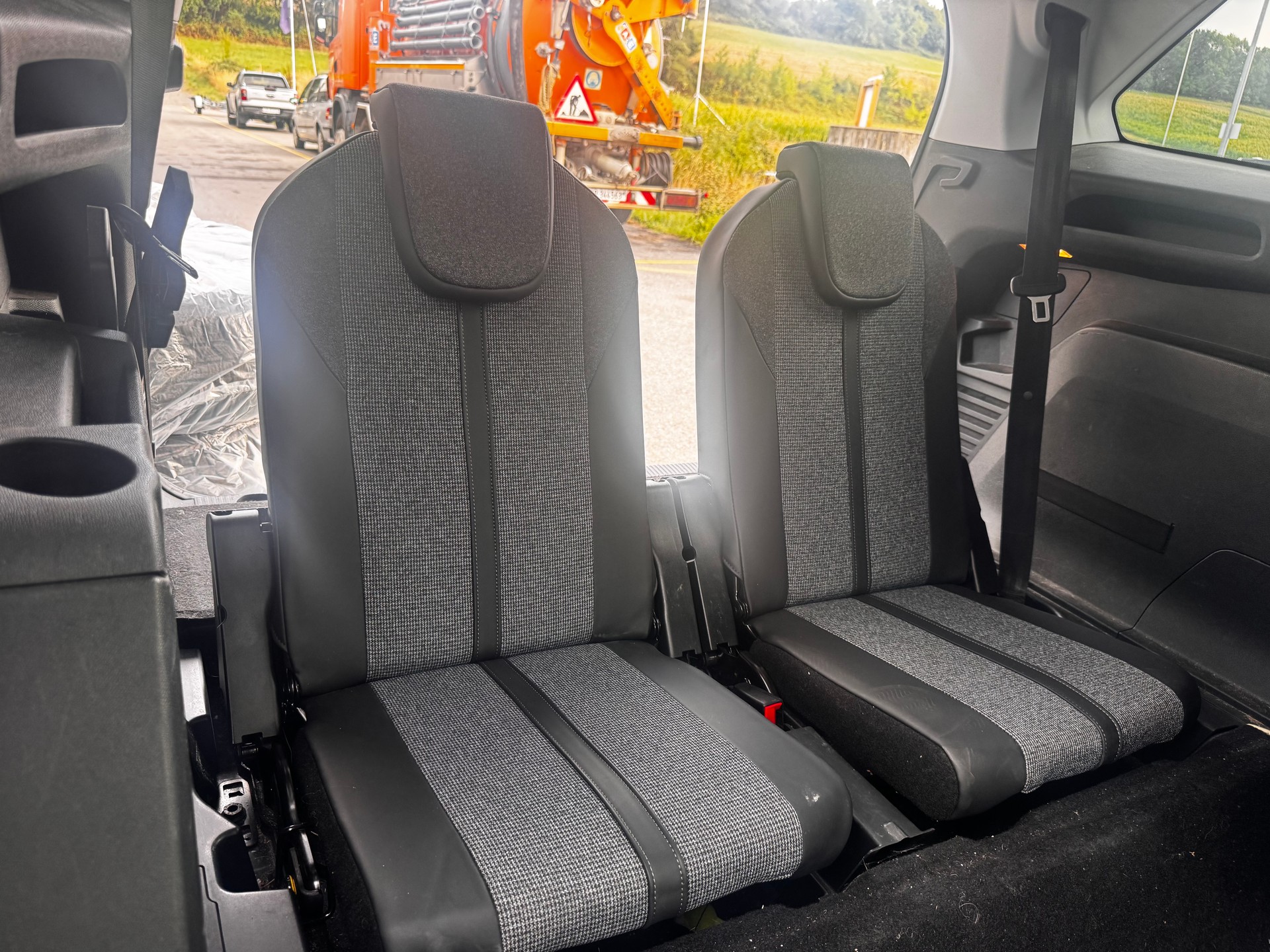 PEUGEOT 5008 1.6 THP Allure EAT-image-6