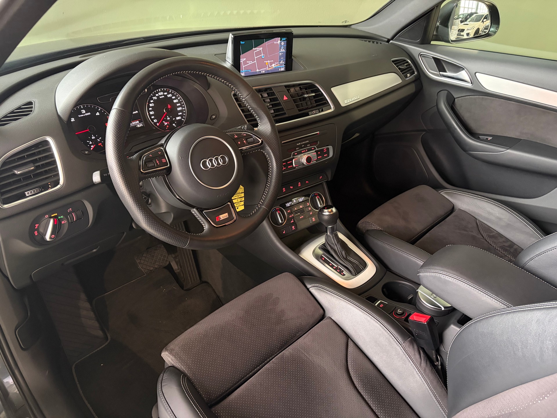 AUDI Q3 2.0 TDI S-Line Quattro S-tronic * El-Anhängerkupplung *-image-14