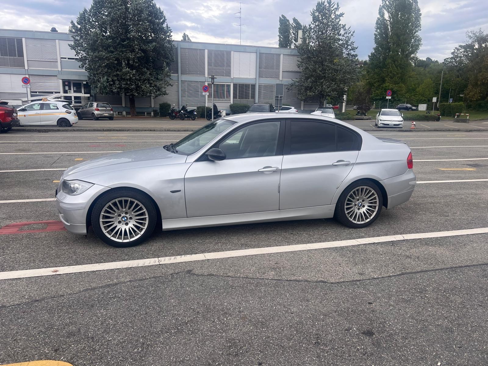 BMW 320i automatique 2L-image-5