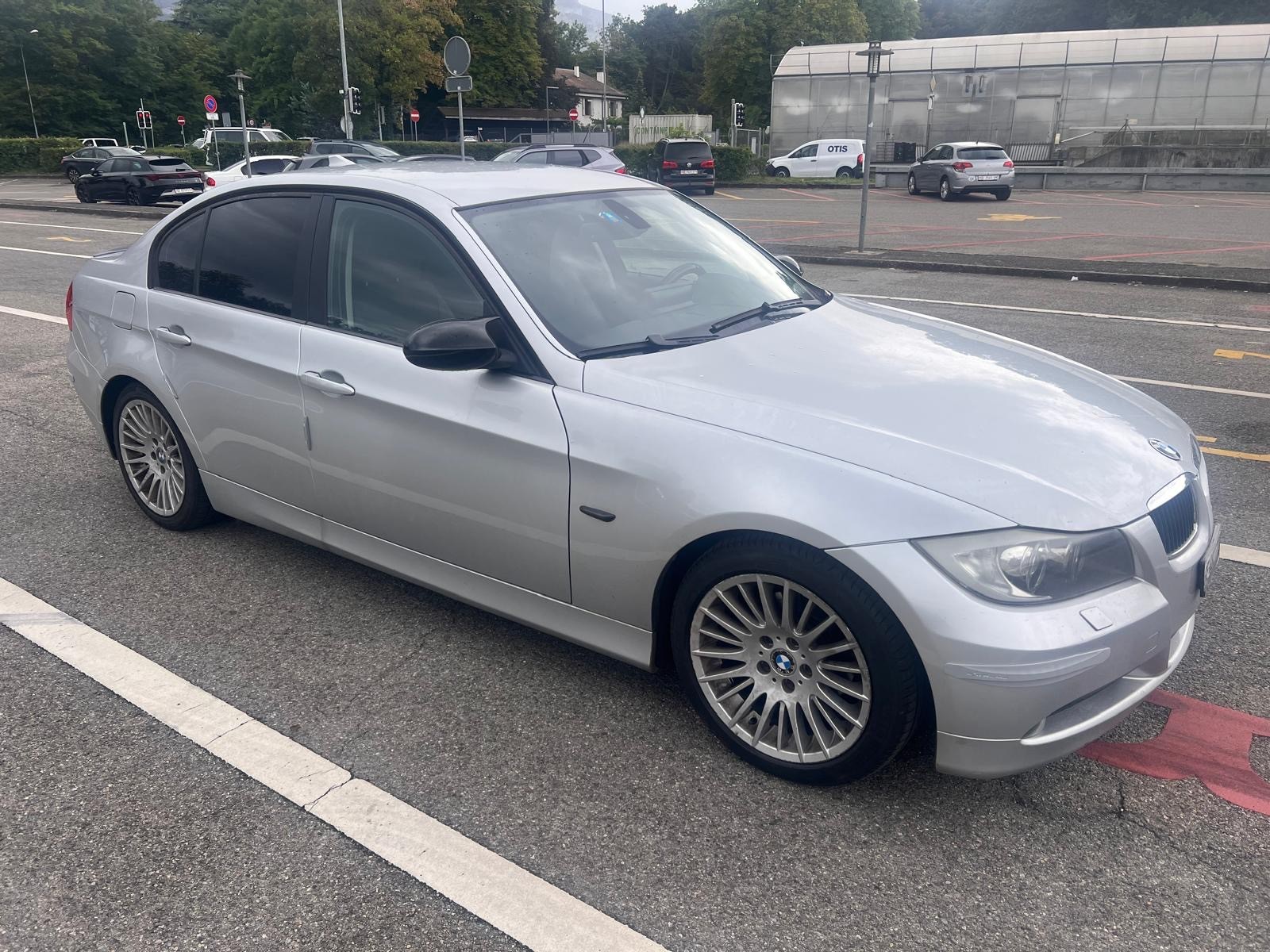 BMW 320i automatique 2L-image-1