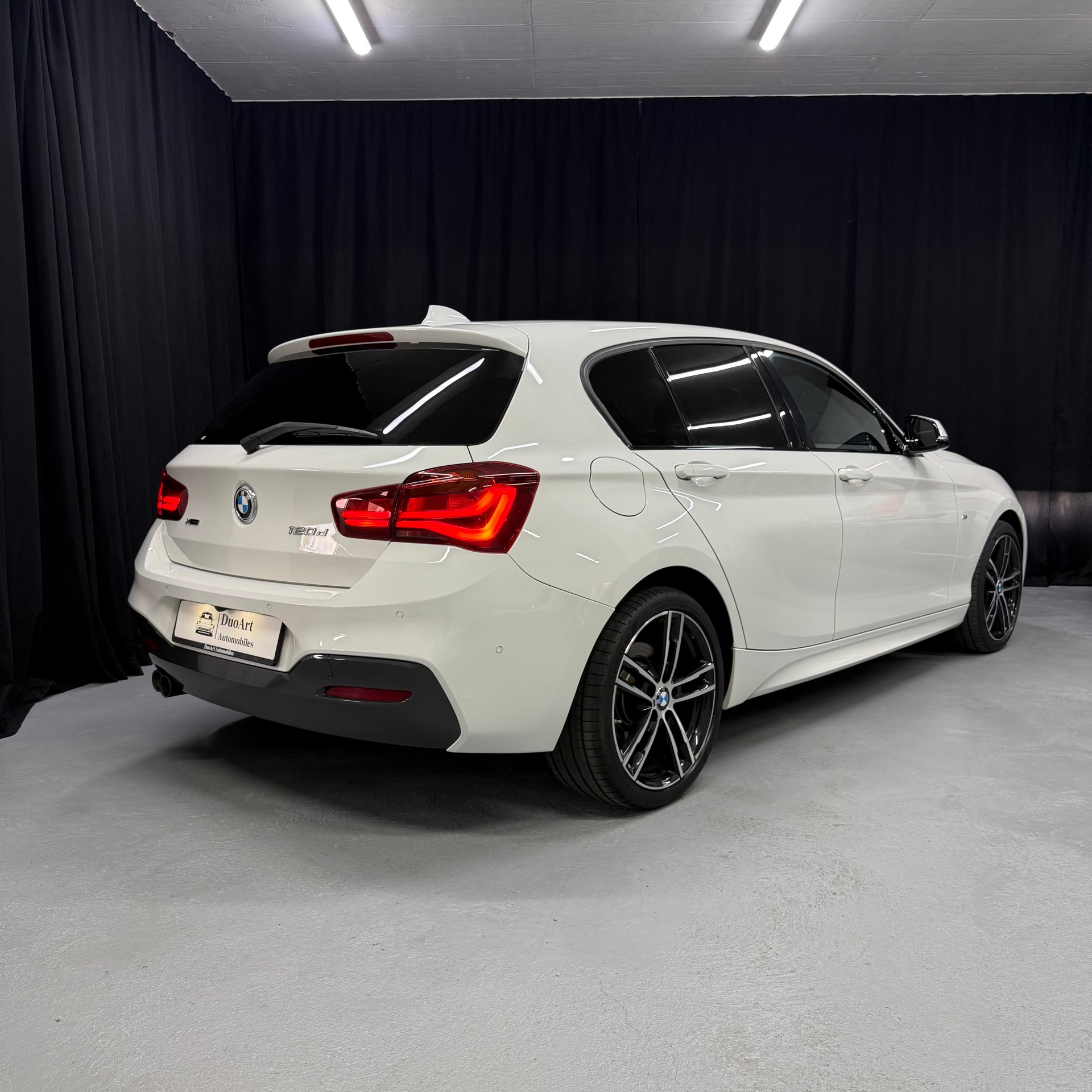 BMW 120d xDrive Edition M Sport Steptronic-image-7