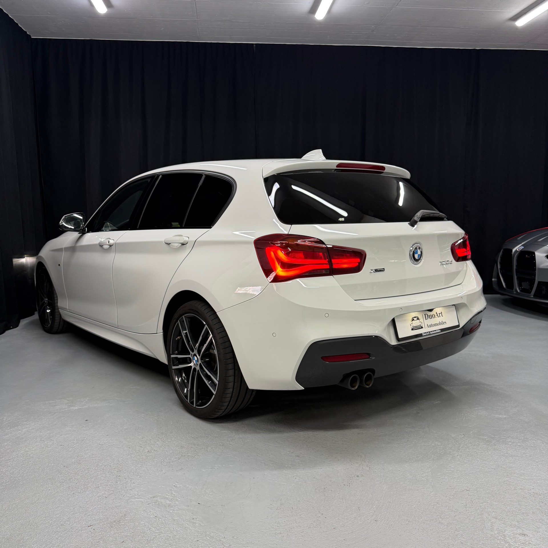 BMW 120d xDrive Edition M Sport Steptronic-image-9