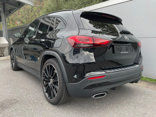 MERCEDES-BENZ GLA 250 AMG Line 4Matic-image-3