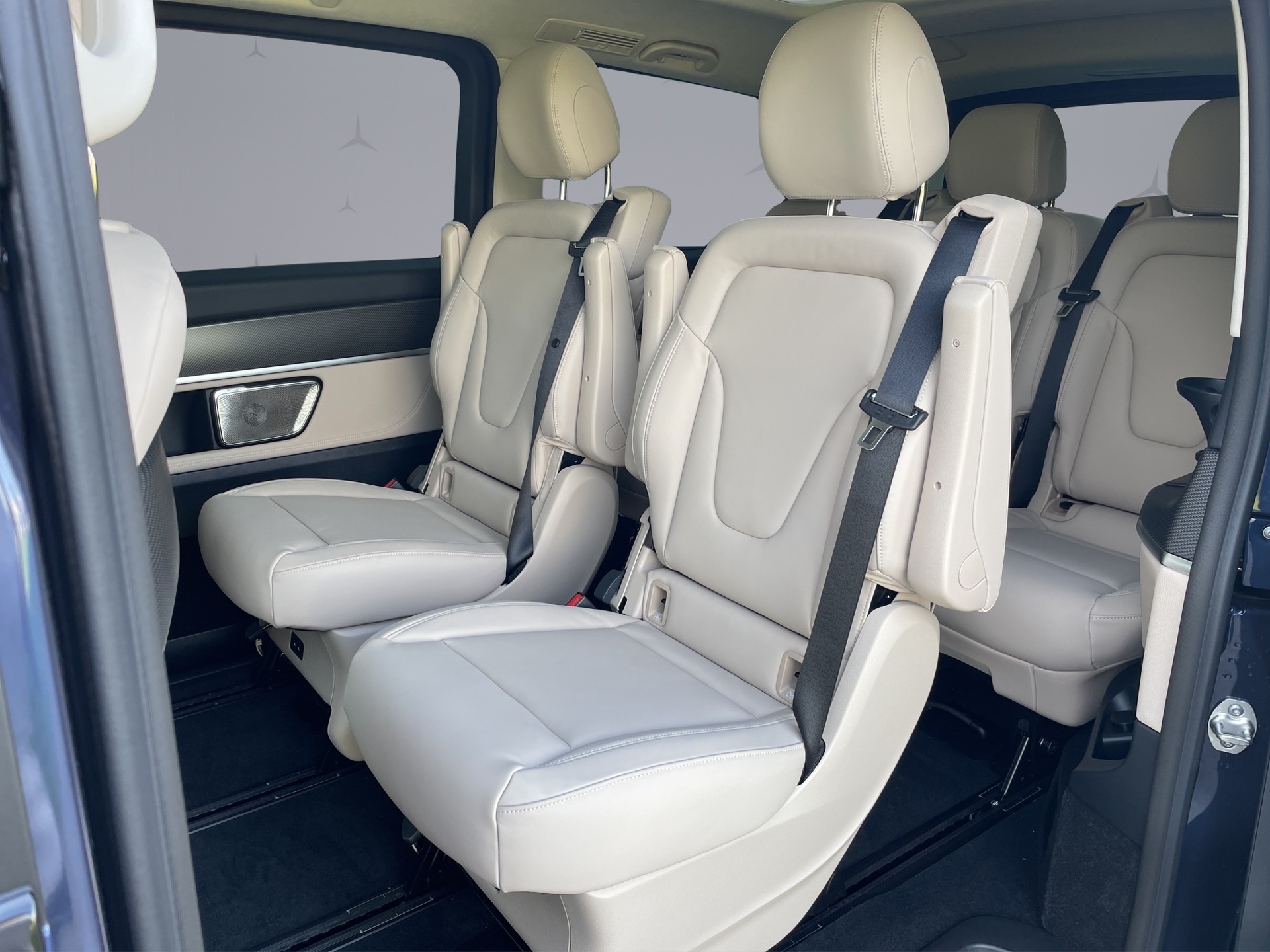 MERCEDES-BENZ V 300 d Swiss Ed. lang 4matic Van-image-12