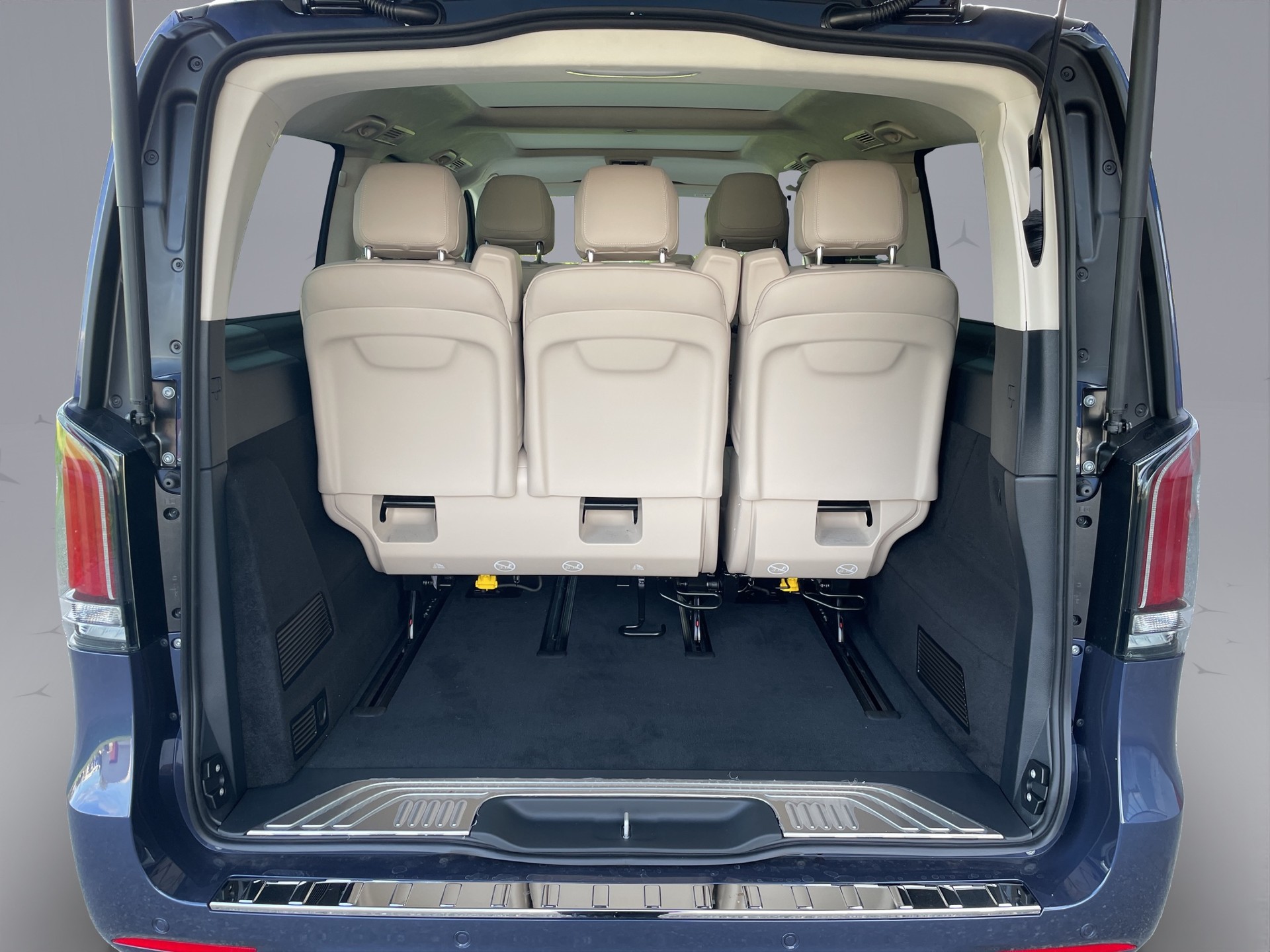 MERCEDES-BENZ V 300 d Swiss Ed. lang 4matic Van-image-18