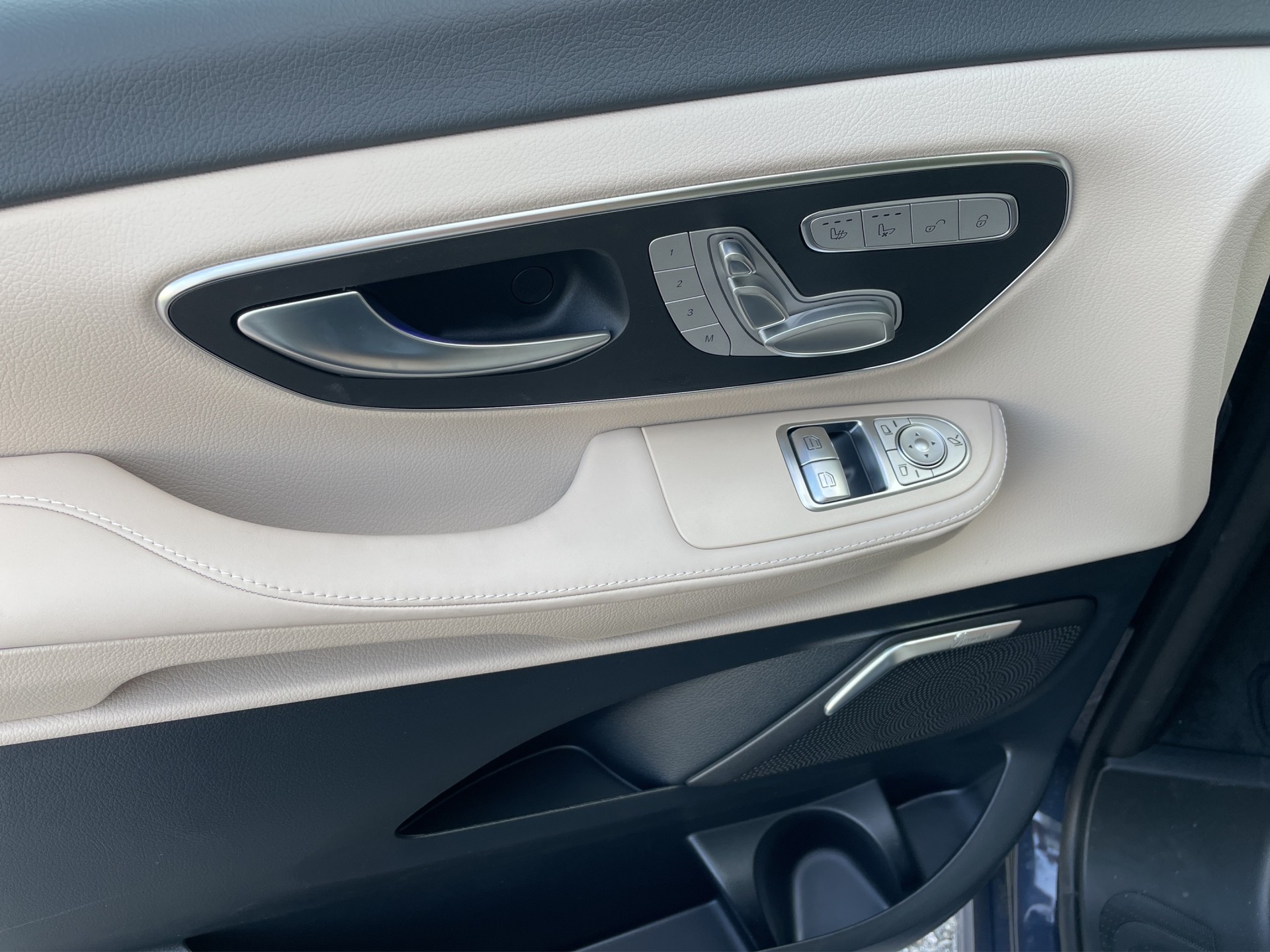 MERCEDES-BENZ V 300 d Swiss Ed. lang 4matic Van-image-10