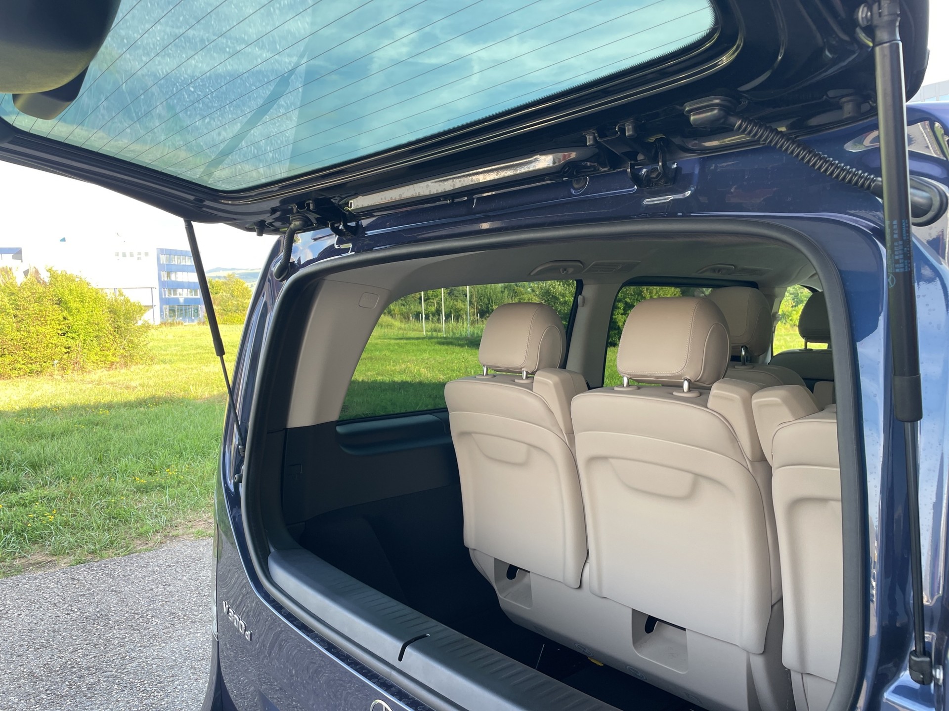 MERCEDES-BENZ V 300 d Swiss Ed. lang 4matic Van-image-22