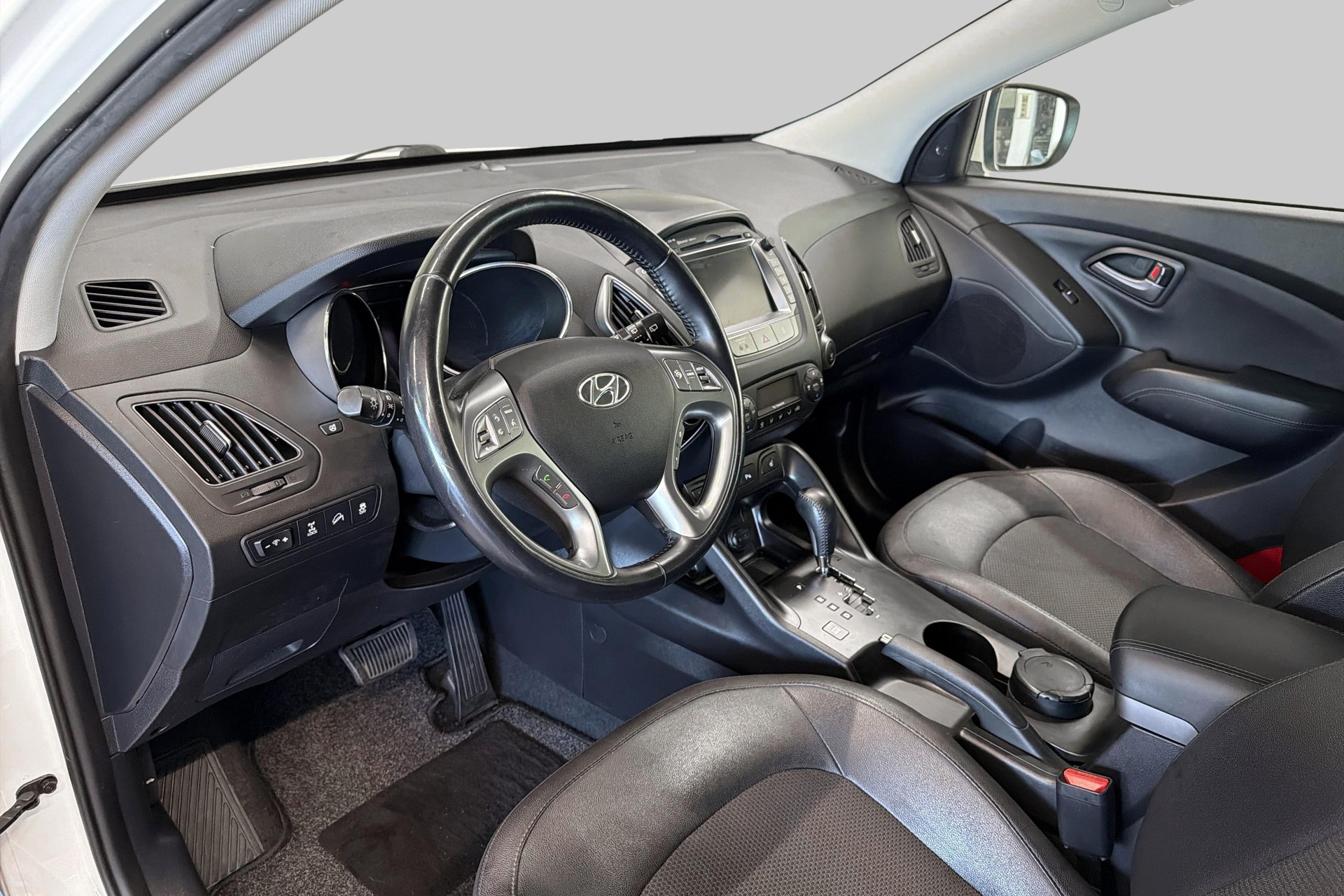 HYUNDAI iX 35 2.0 CRDi Style 4WD Automatic-image-8
