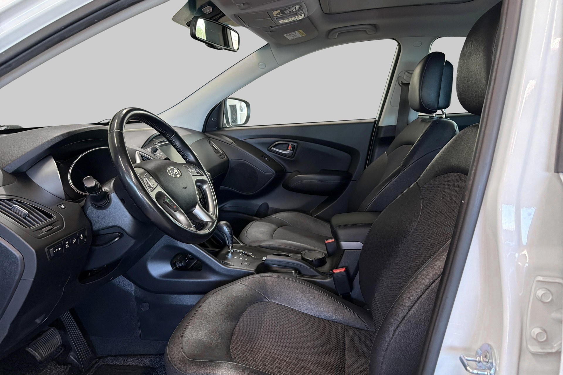 HYUNDAI iX 35 2.0 CRDi Style 4WD Automatic-image-7