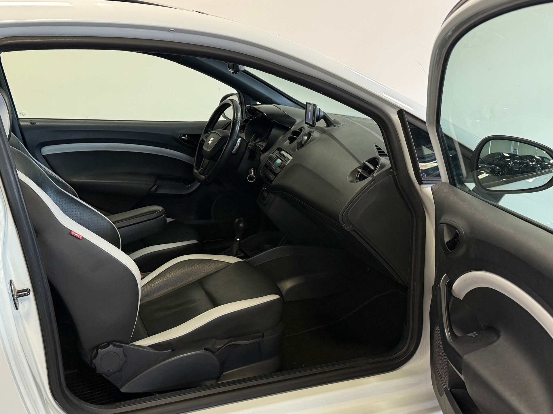 SEAT Ibiza SC 1.4 TSI Cupra DSG *Panoramaglasdach*-image-7