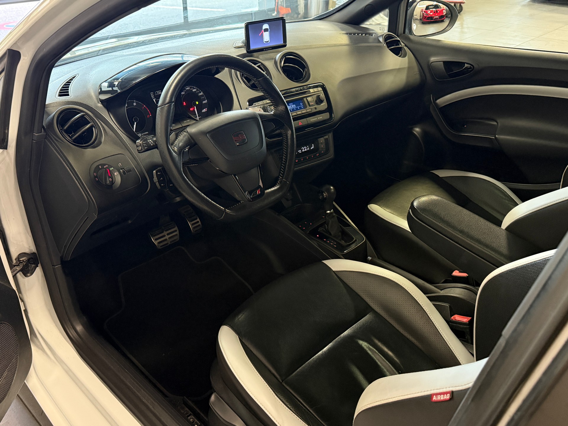 SEAT Ibiza SC 1.4 TSI Cupra DSG *Panoramaglasdach*-image-4