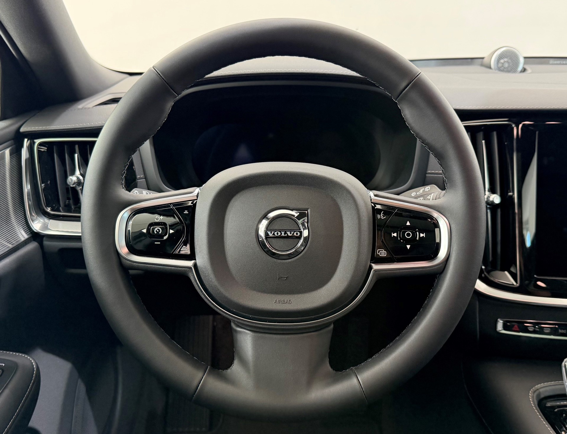 VOLVO V60 2.0 T6 TE Ultra Dark eAWD-image-9