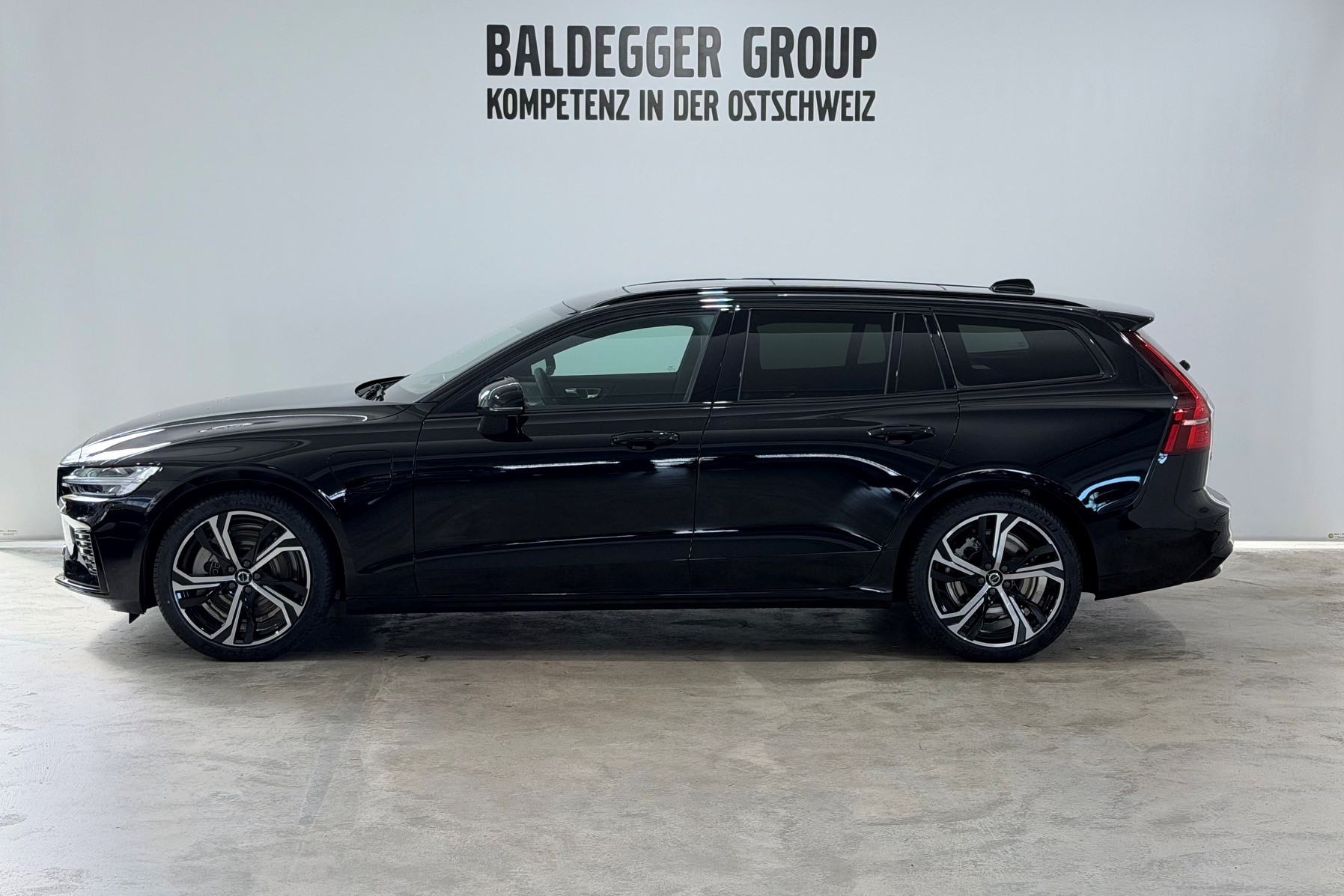 VOLVO V60 2.0 T6 TE Ultra Dark eAWD-image-2