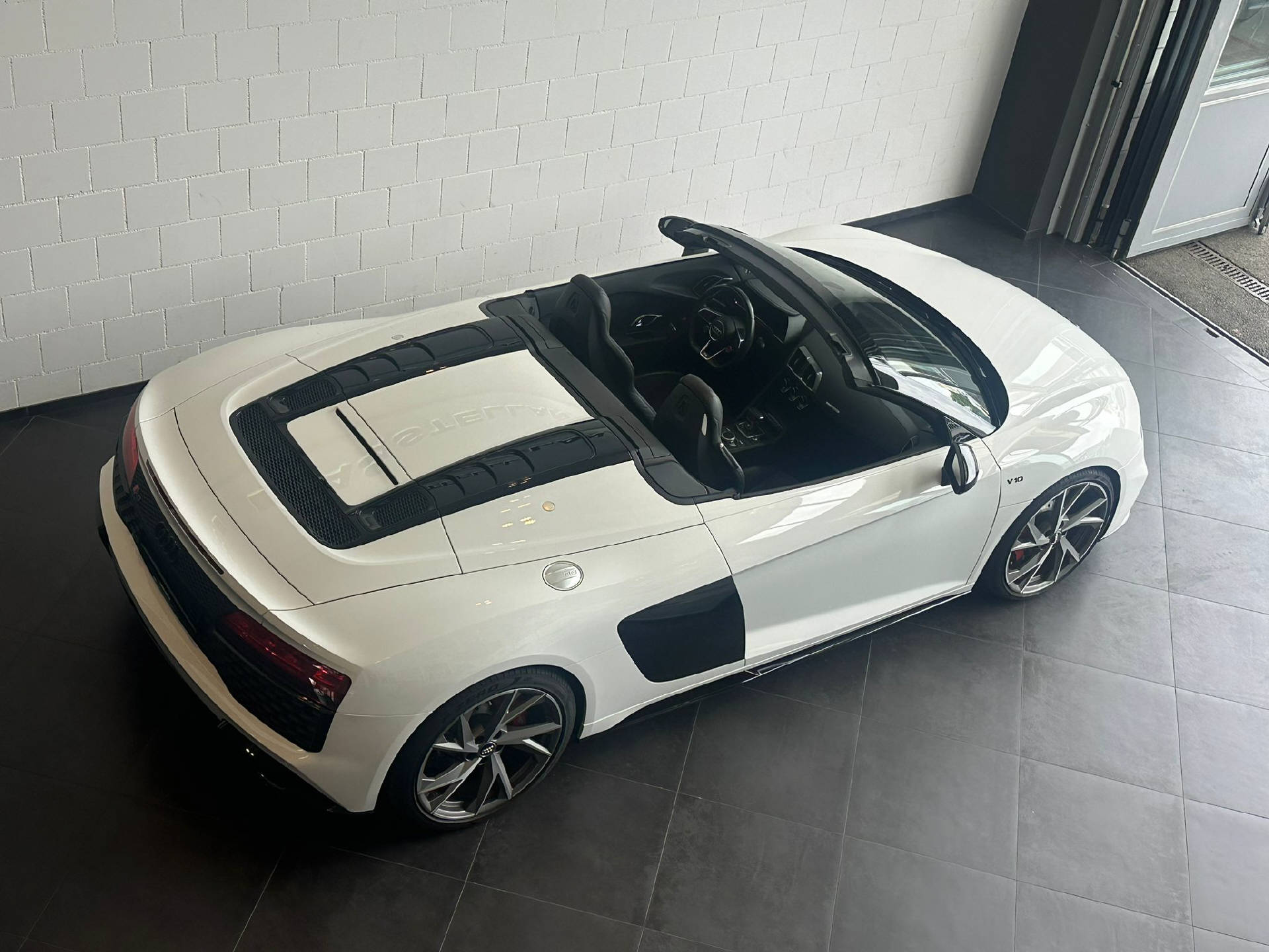 AUDI R8 Spyder 5.2 FSI V10 RWD S-Tronic-image-9