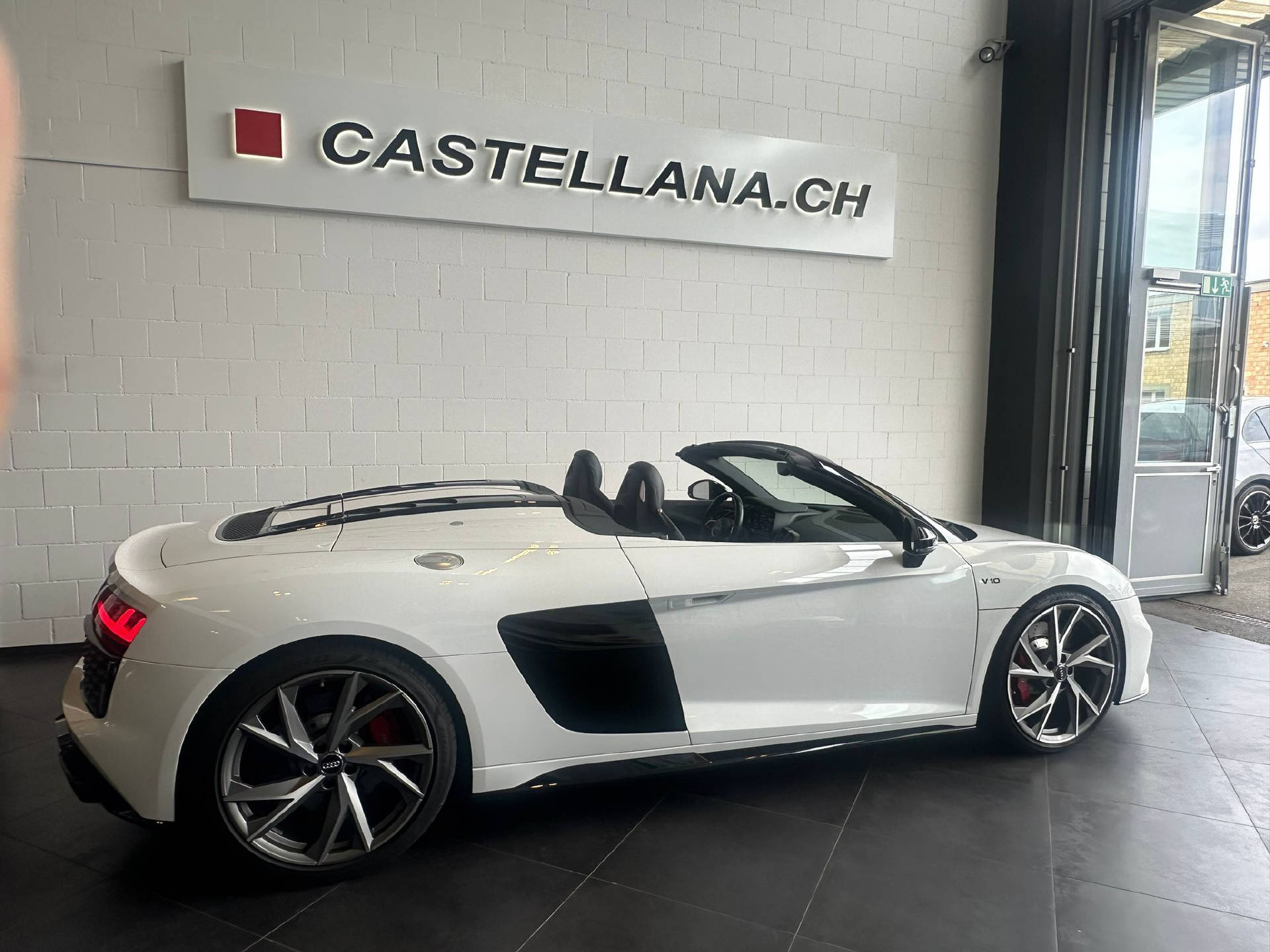 AUDI R8 Spyder 5.2 FSI V10 RWD S-Tronic-image-4