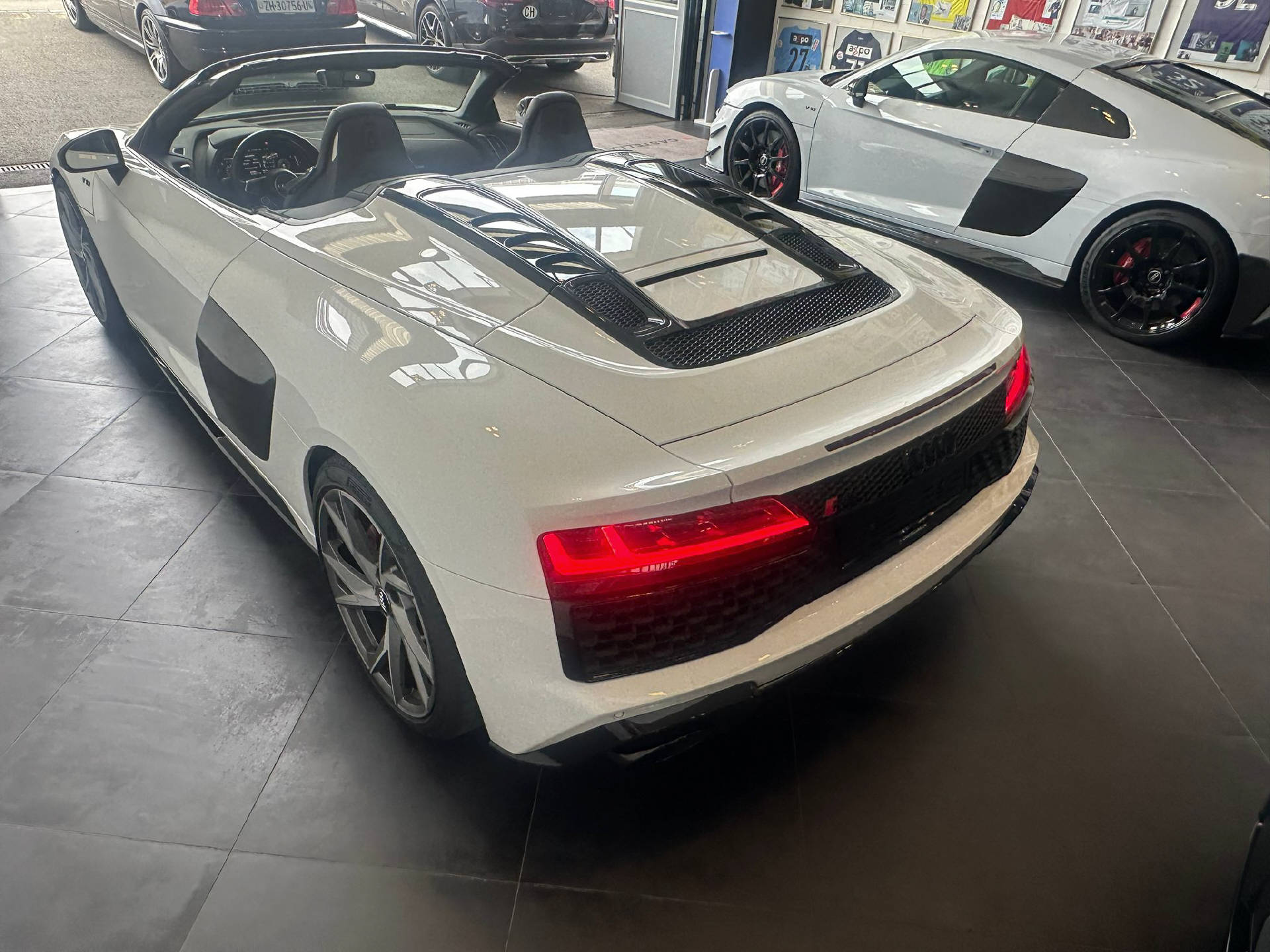 AUDI R8 Spyder 5.2 FSI V10 RWD S-Tronic-image-8