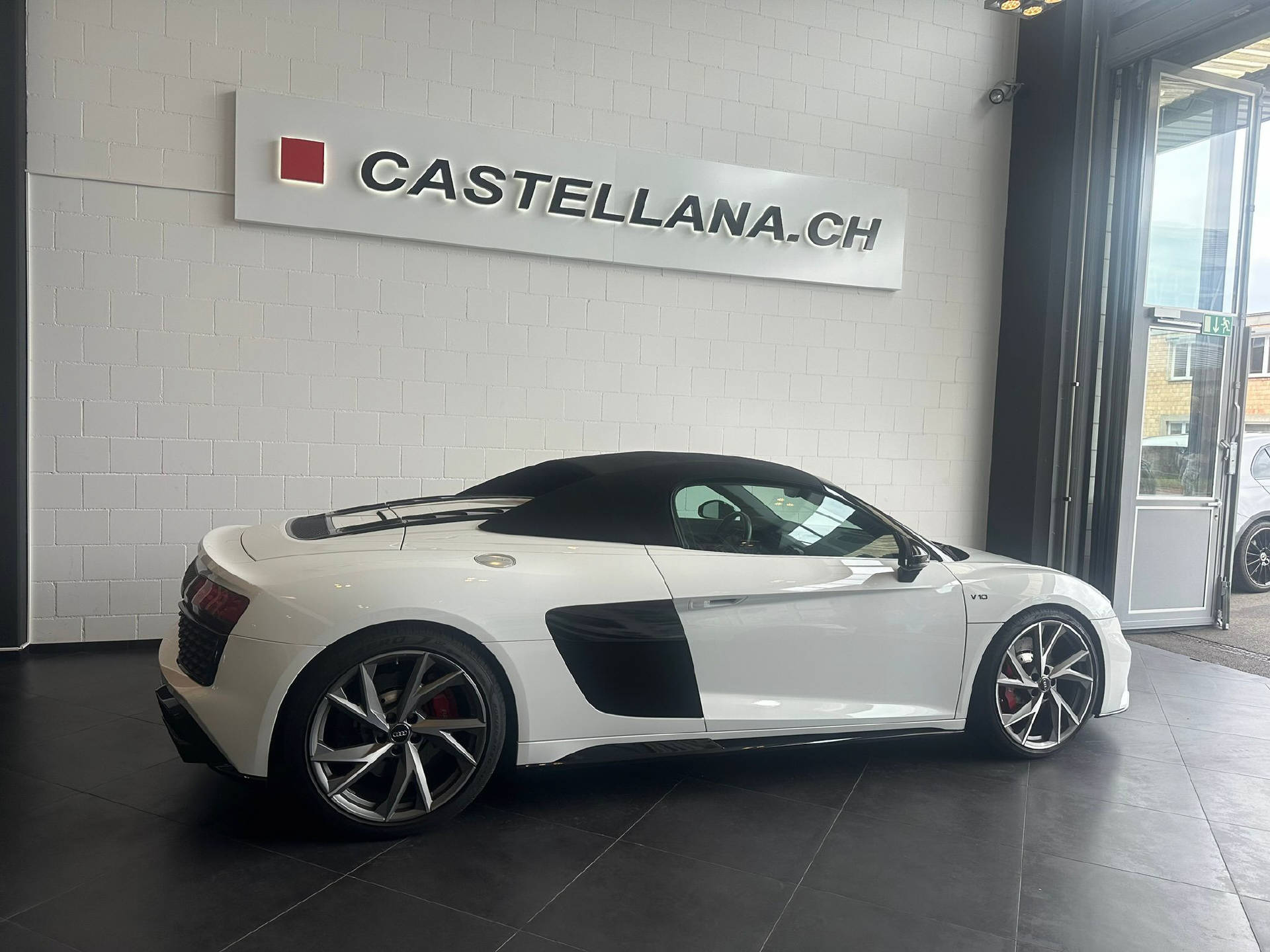 AUDI R8 Spyder 5.2 FSI V10 RWD S-Tronic-image-5