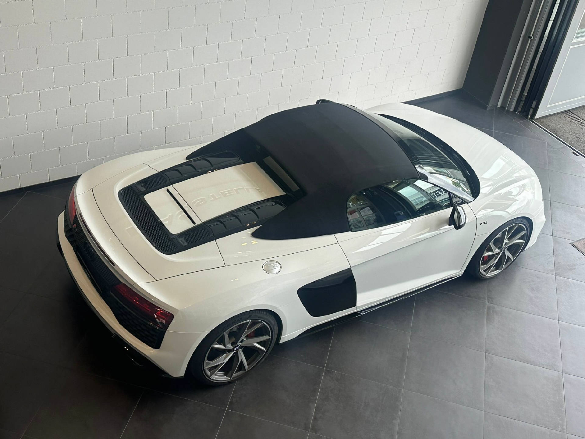 AUDI R8 Spyder 5.2 FSI V10 RWD S-Tronic-image-10