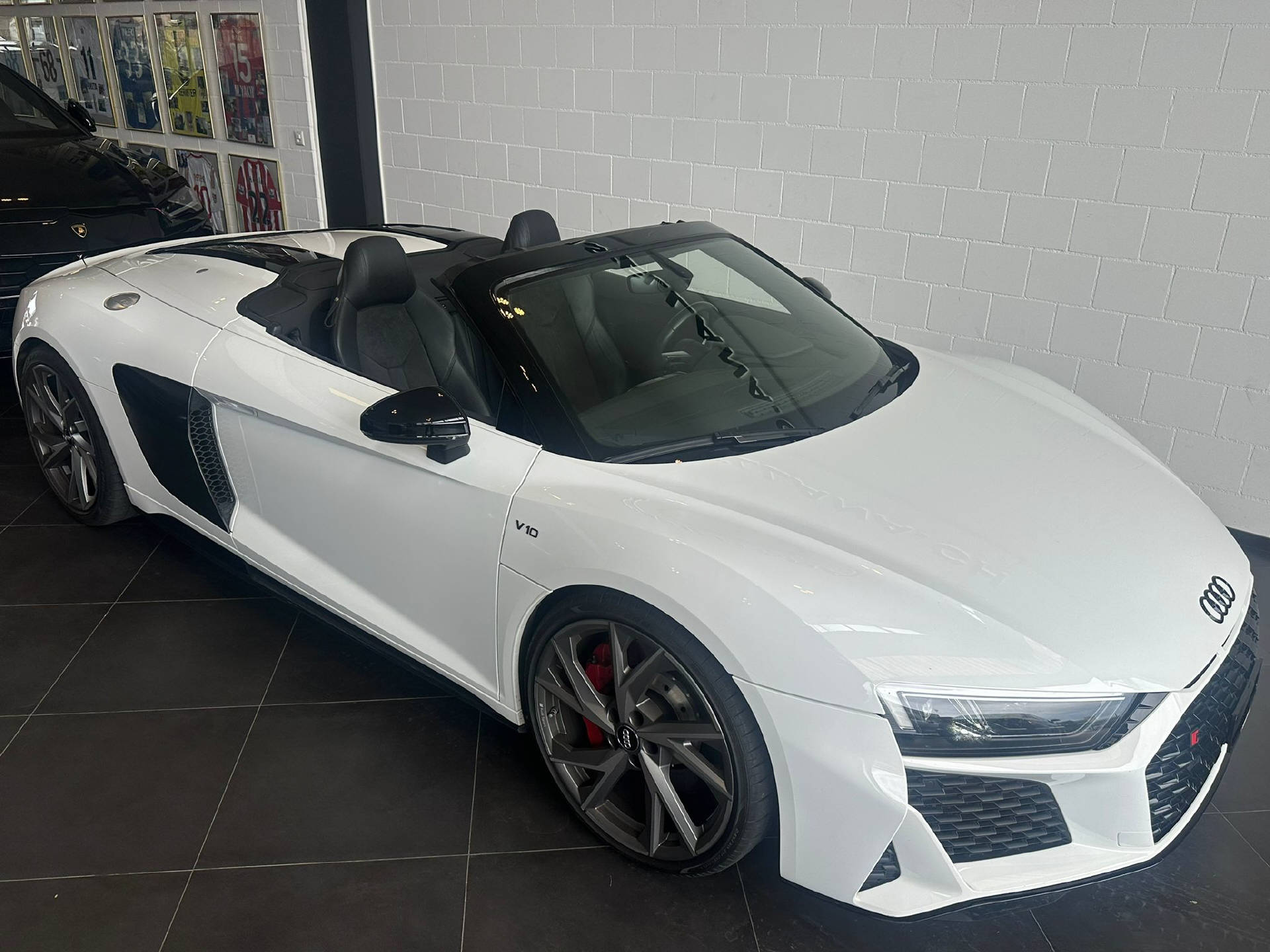 AUDI R8 Spyder 5.2 FSI V10 RWD S-Tronic-image-2
