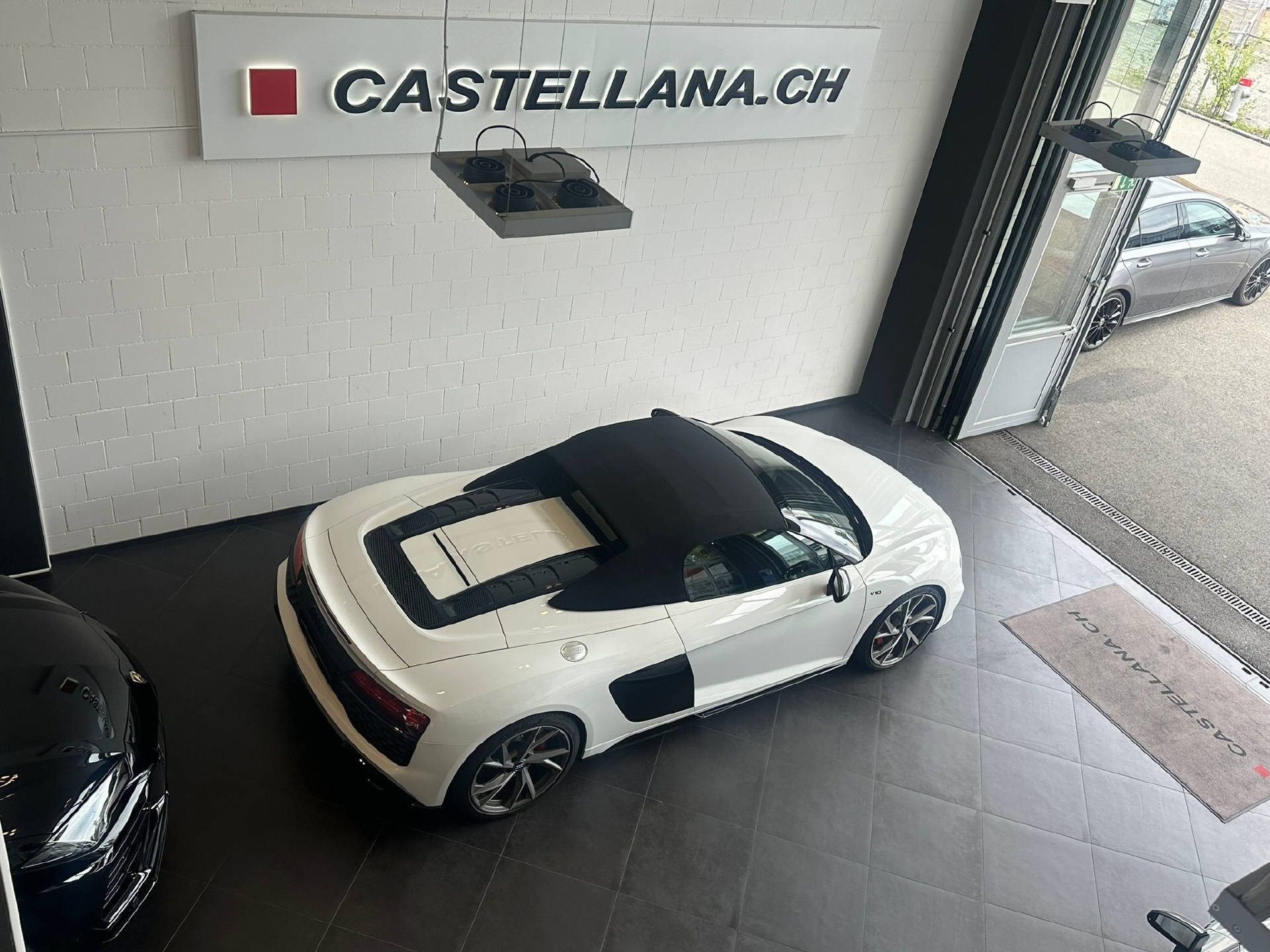 AUDI R8 Spyder 5.2 FSI V10 RWD S-Tronic-image-12