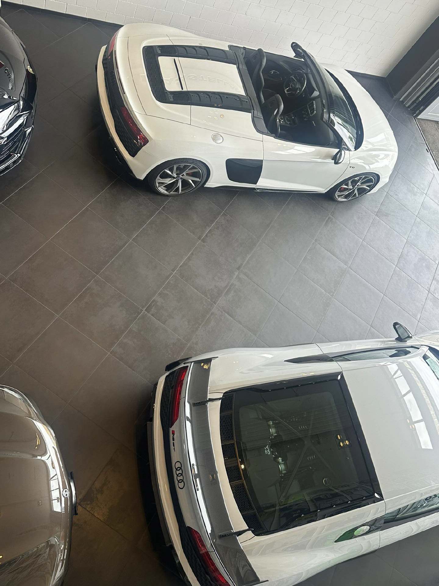 AUDI R8 Spyder 5.2 FSI V10 RWD S-Tronic-image-13