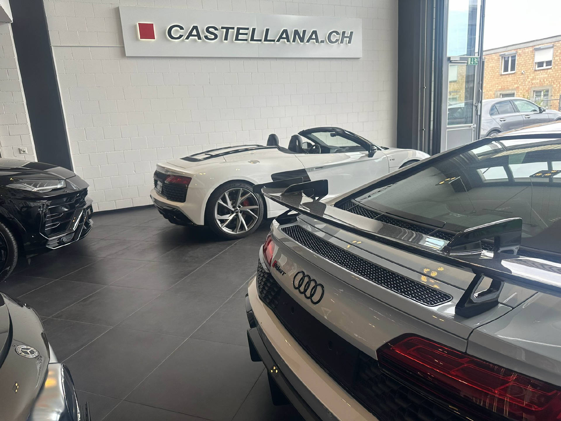 AUDI R8 Spyder 5.2 FSI V10 RWD S-Tronic-image-6