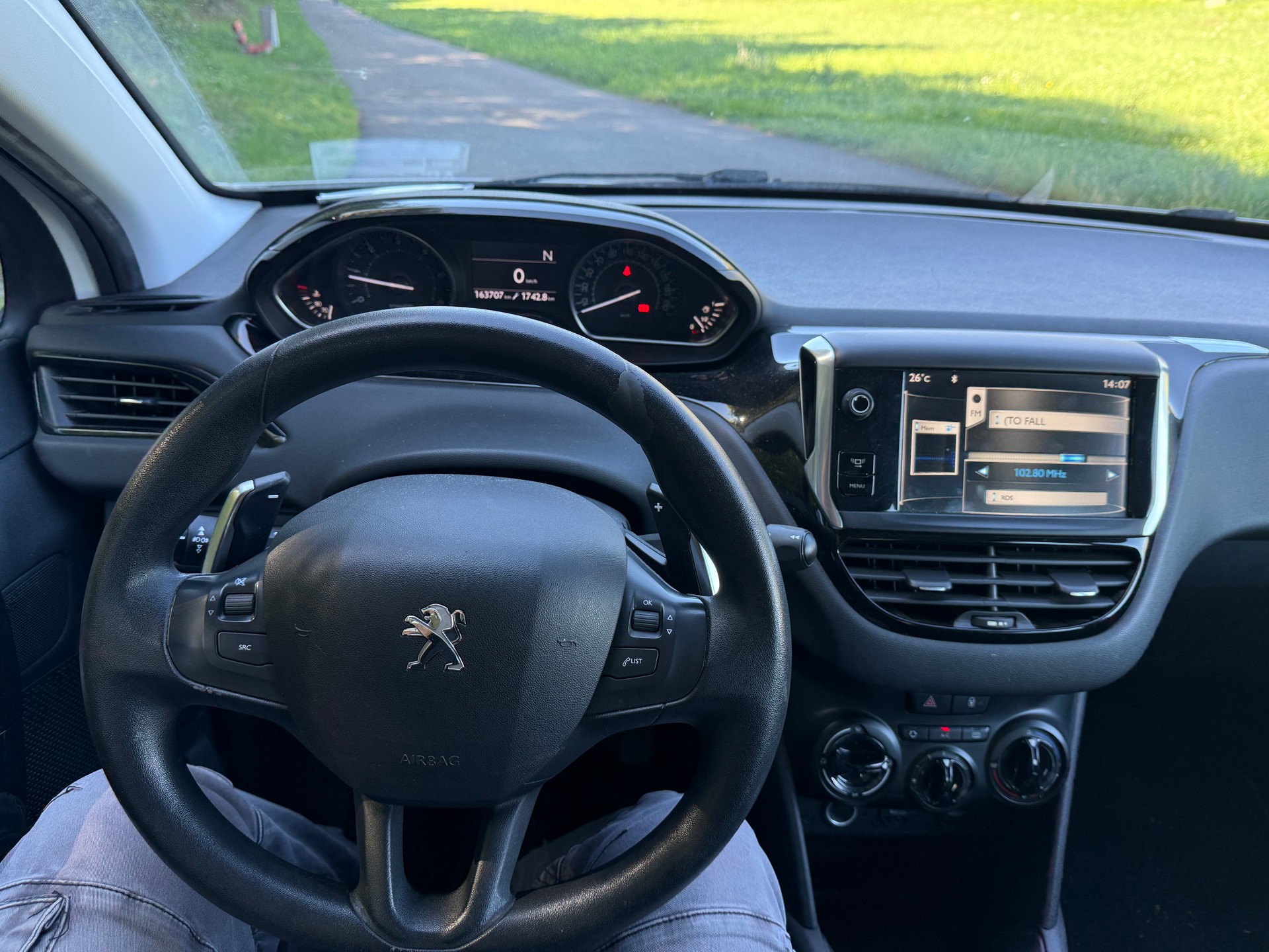 PEUGEOT 208 1.4 e-HDi Active EGS5-image-15