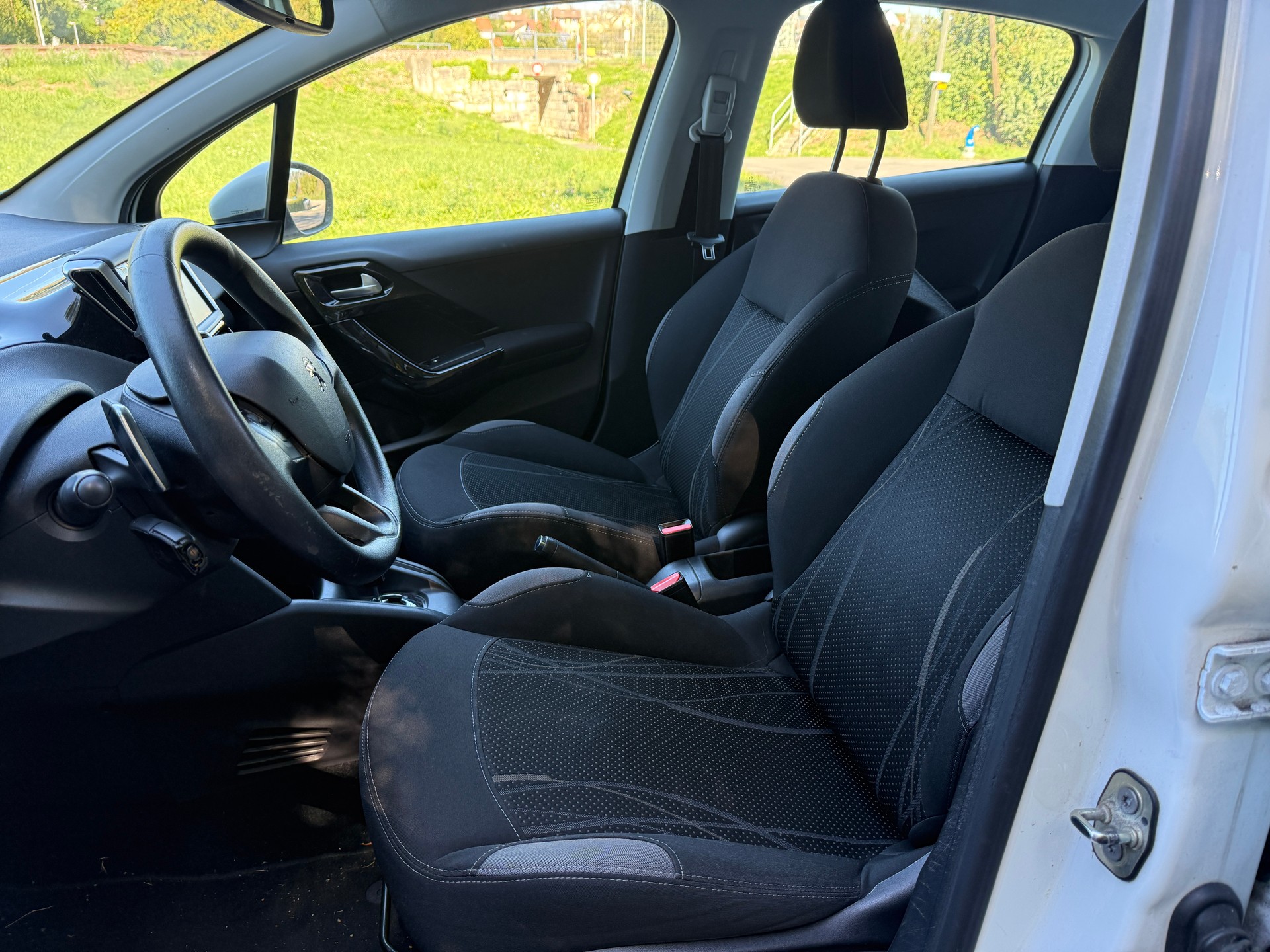 PEUGEOT 208 1.4 e-HDi Active EGS5-image-10
