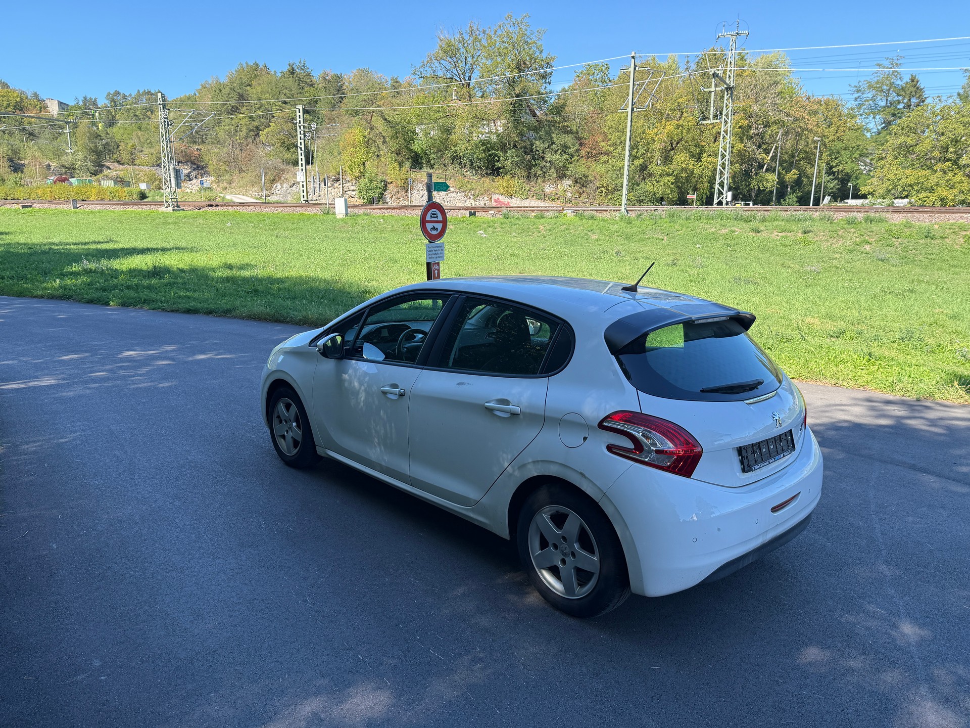 PEUGEOT 208 1.4 e-HDi Active EGS5-image-4