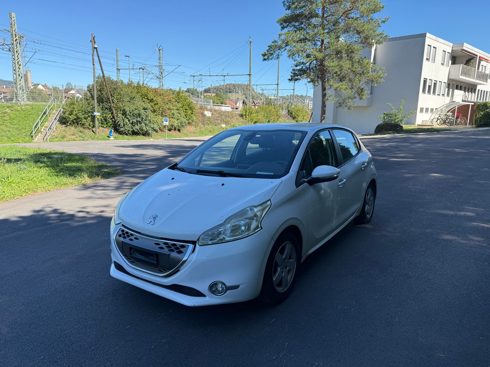 PEUGEOT 208 1.4 e-HDi Active EGS5-image-2