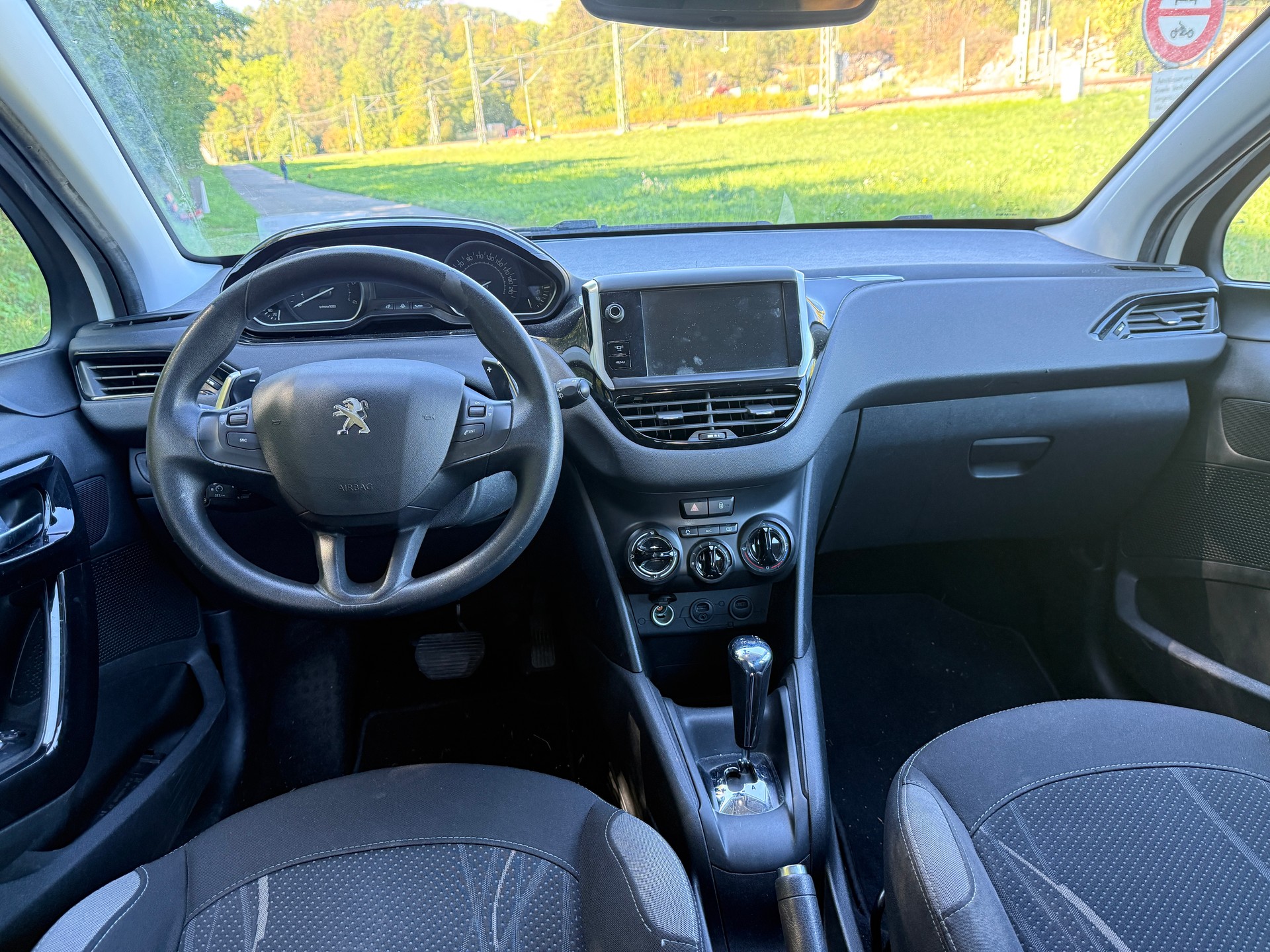 PEUGEOT 208 1.4 e-HDi Active EGS5-image-8