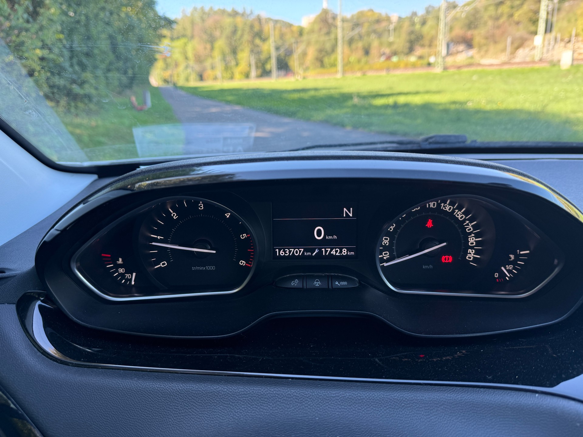 PEUGEOT 208 1.4 e-HDi Active EGS5-image-11
